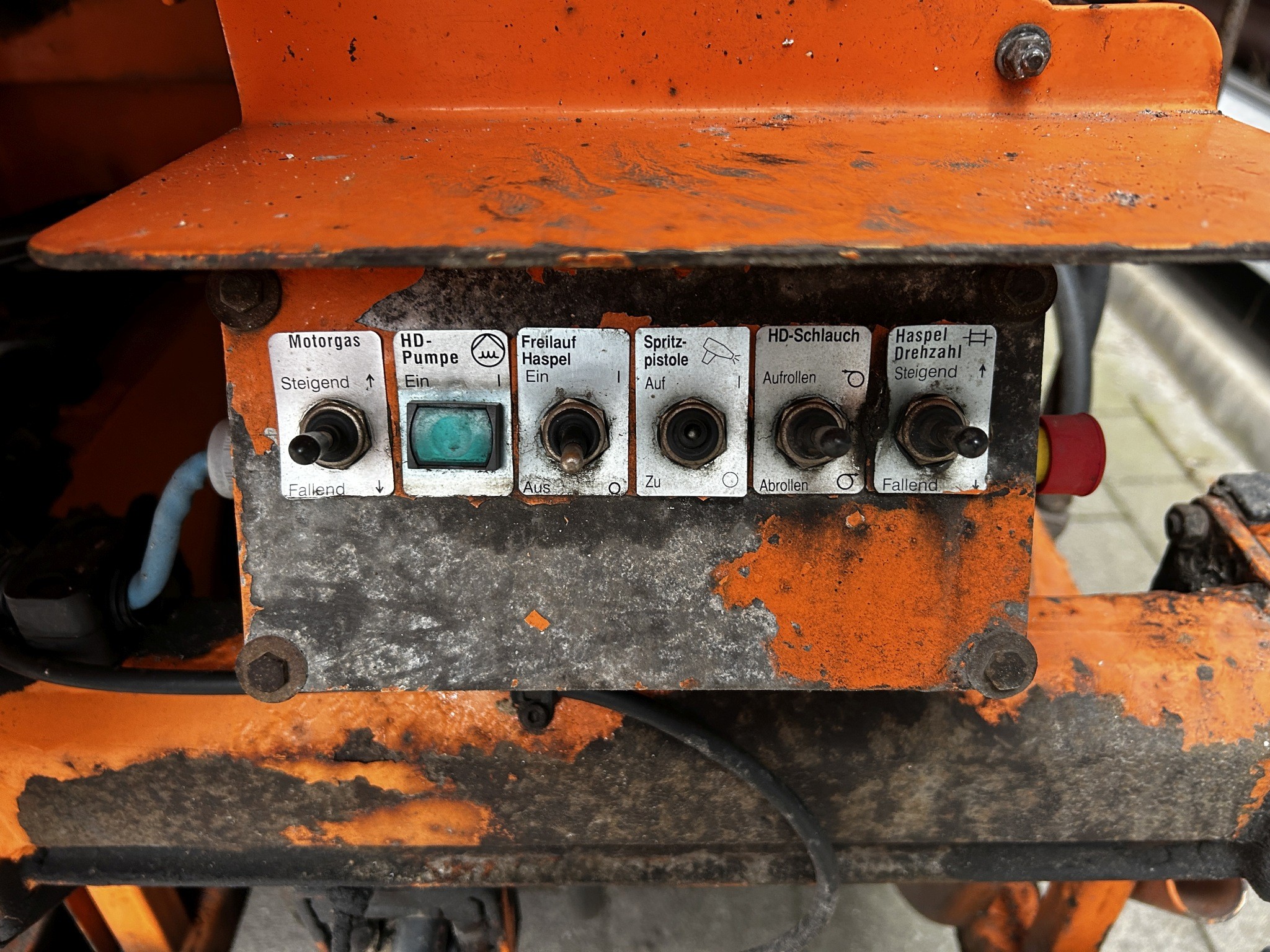 Dobro vzdrževana laboratorijska oprema iz državnih zalog
-4