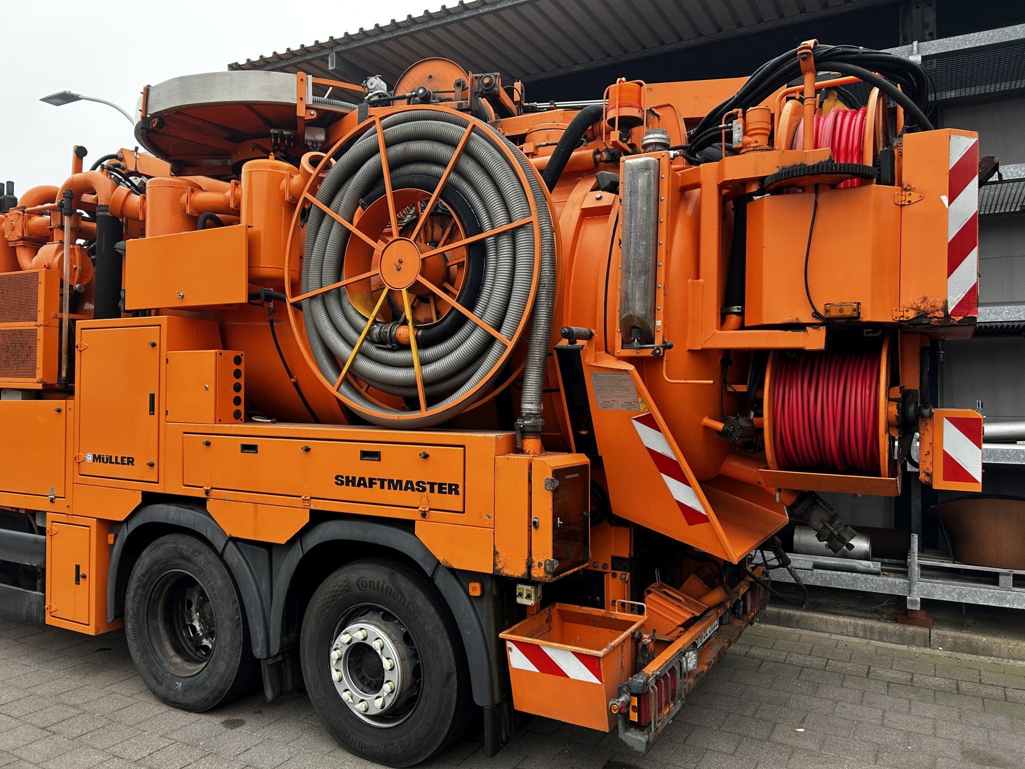 Dobro vzdrževana laboratorijska oprema iz državnih zalog
-7