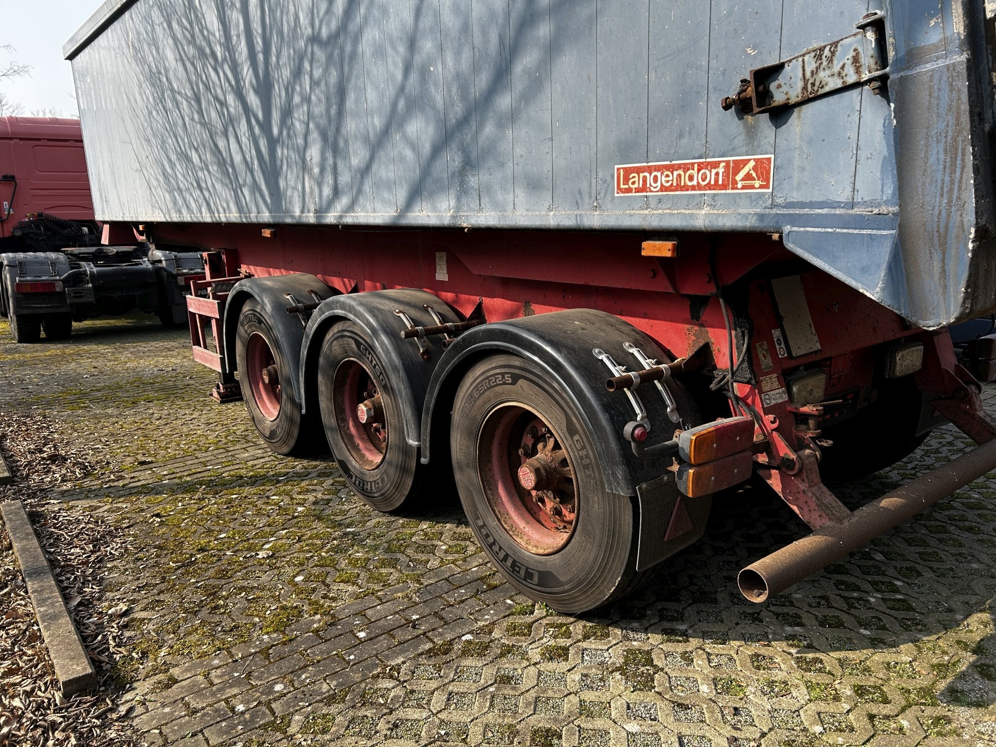 Material de laboratório em bom estado de conservação proveniente das existências públicas
-12