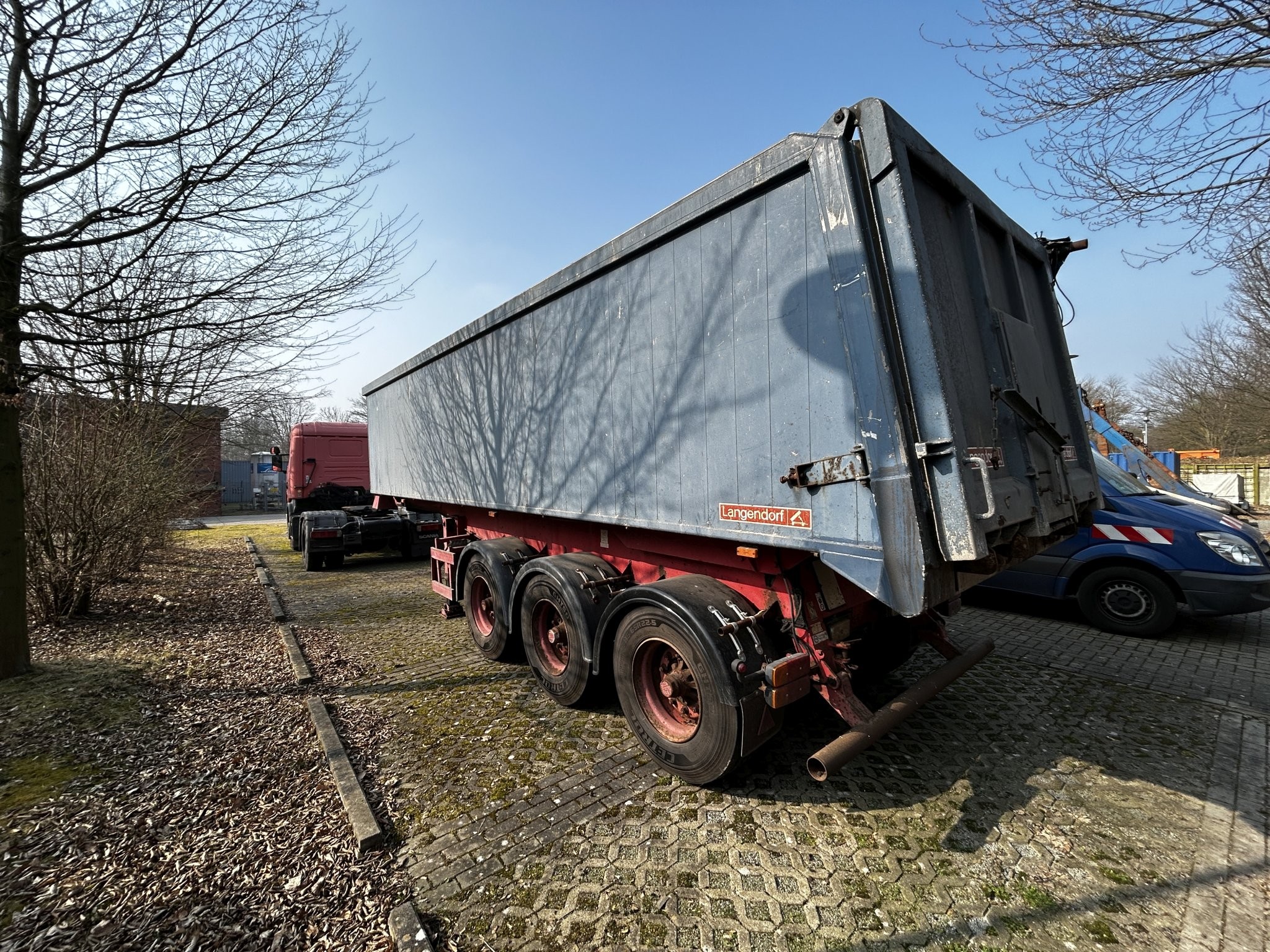 Material de laboratório em bom estado de conservação proveniente das existências públicas
-13