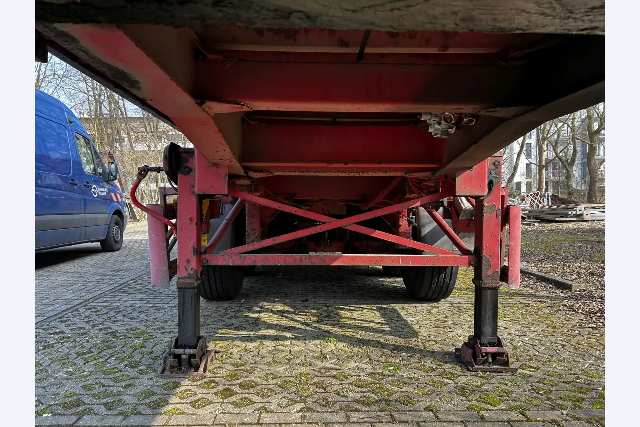 Různá komunální vozidla, dílenská vozidla, automobily a vybavení-16