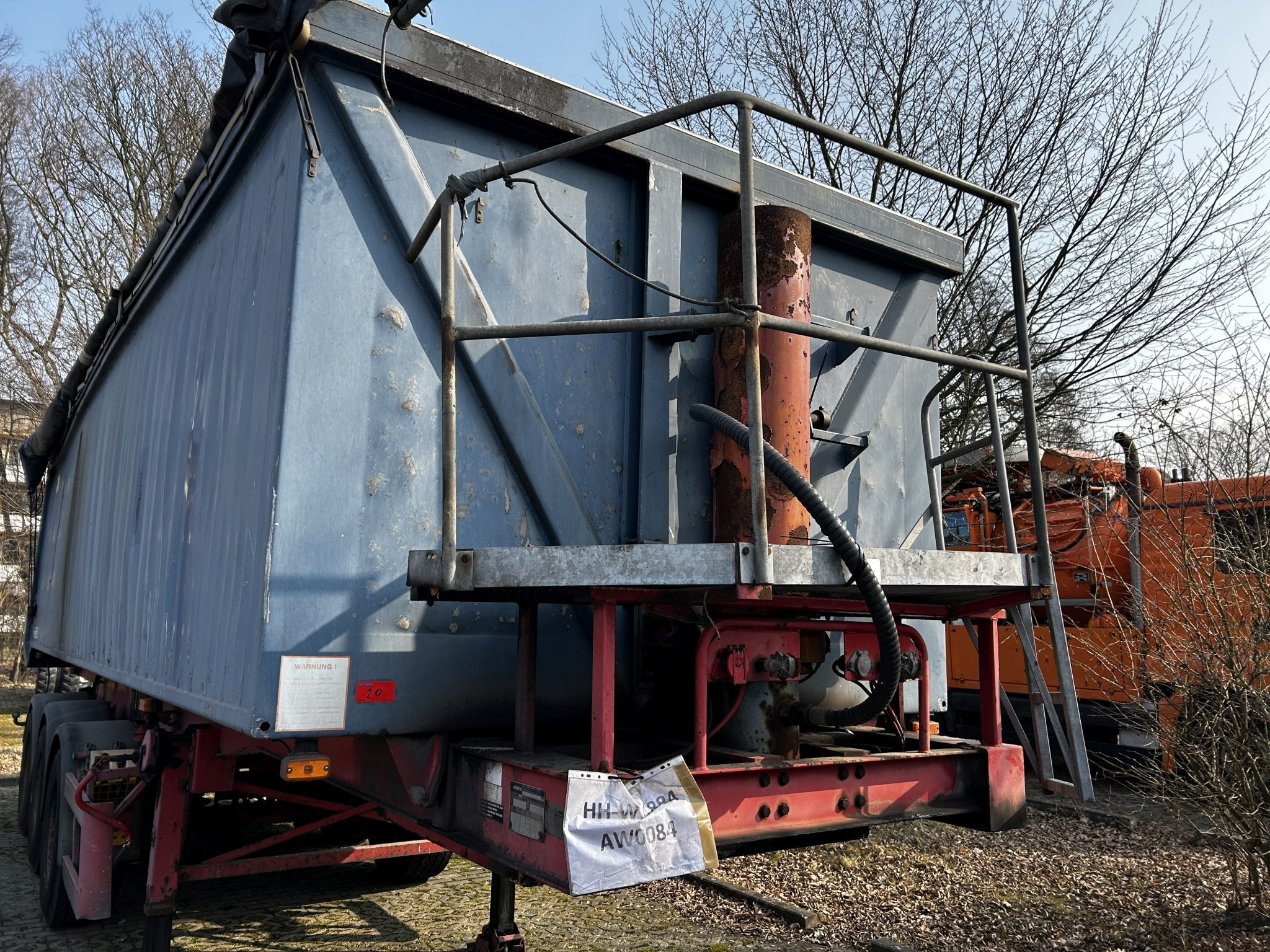 Material de laboratório em bom estado de conservação proveniente das existências públicas
-3