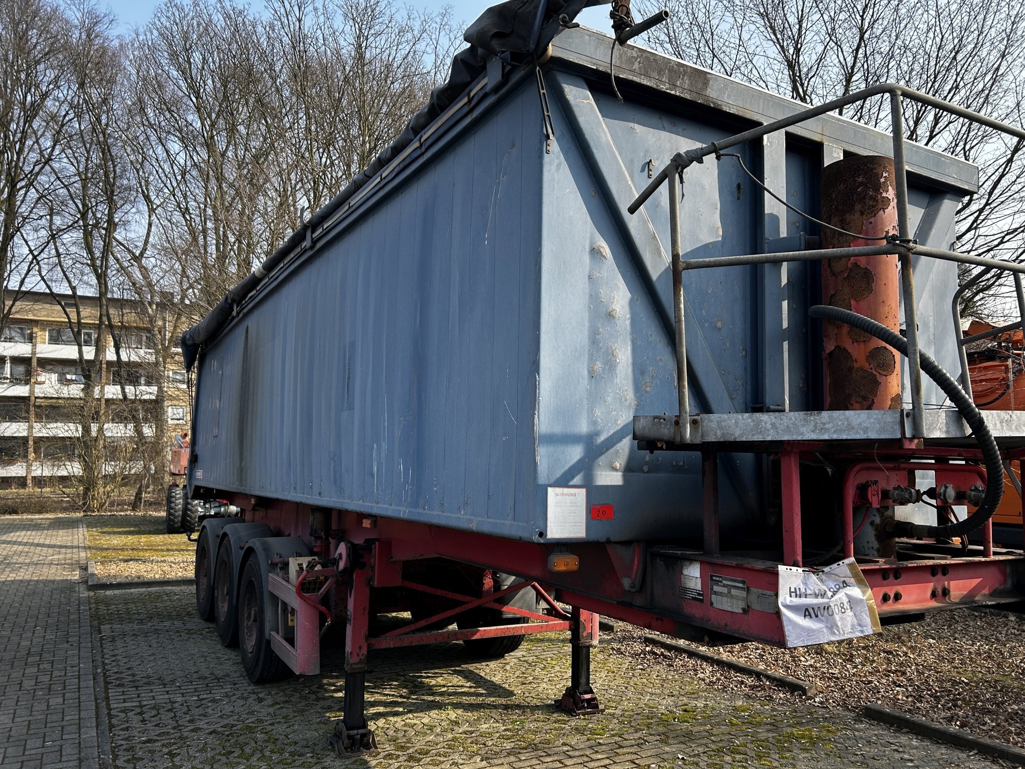 Material de laboratório em bom estado de conservação proveniente das existências públicas
-4