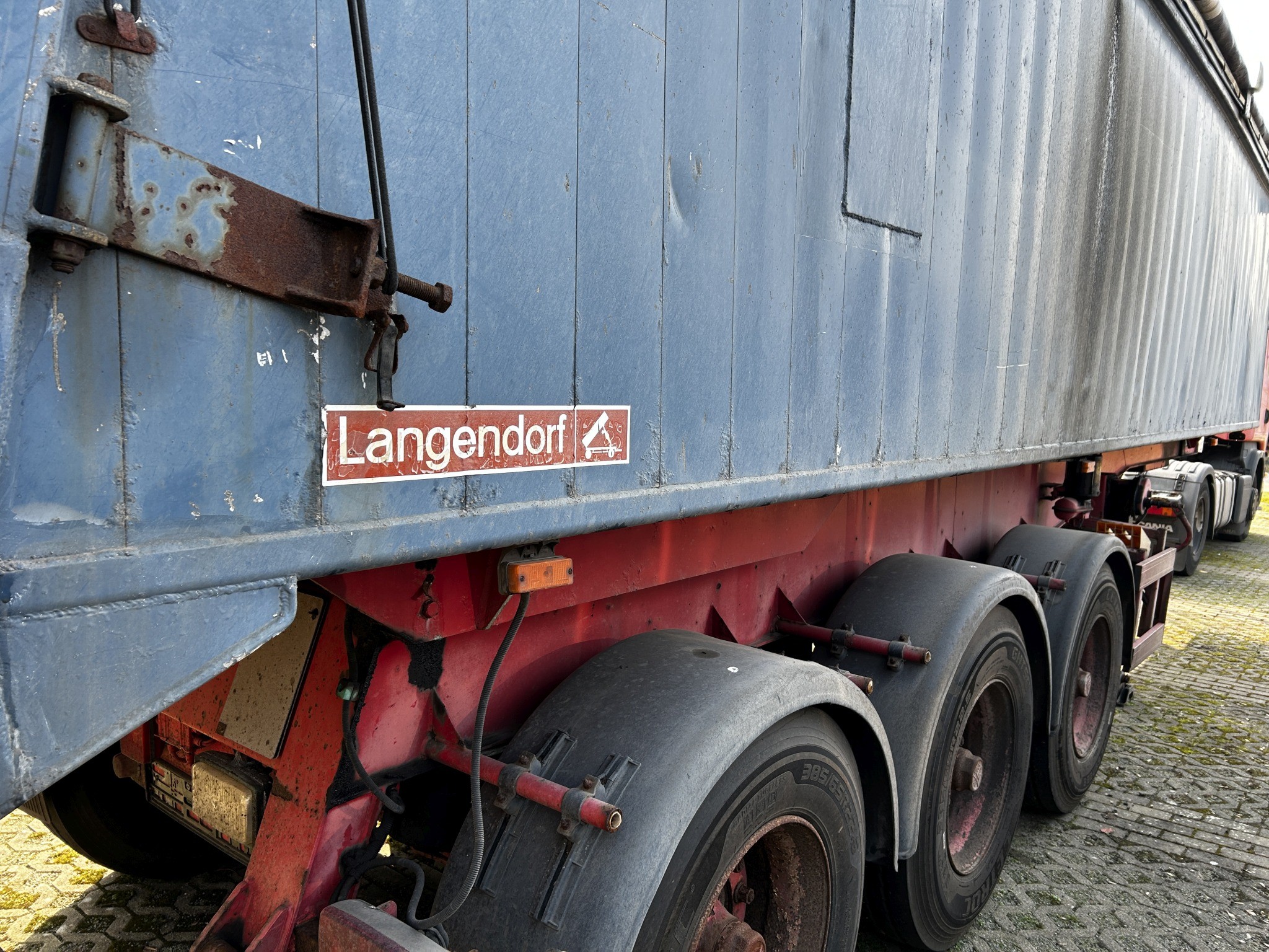 Material de laboratório em bom estado de conservação proveniente das existências públicas
-7