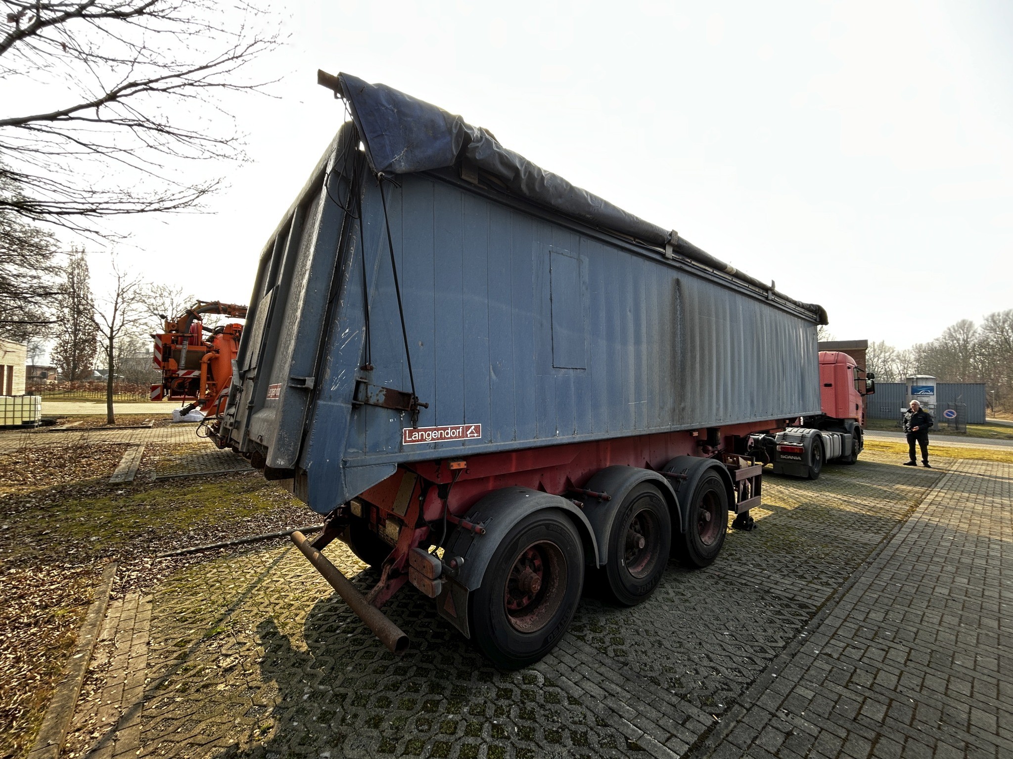 Material de laboratório em bom estado de conservação proveniente das existências públicas
-8