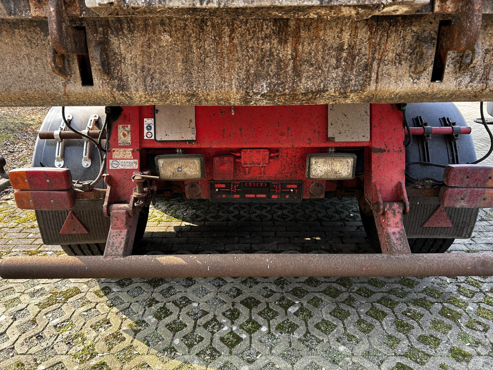 Material de laboratório em bom estado de conservação proveniente das existências públicas
-9