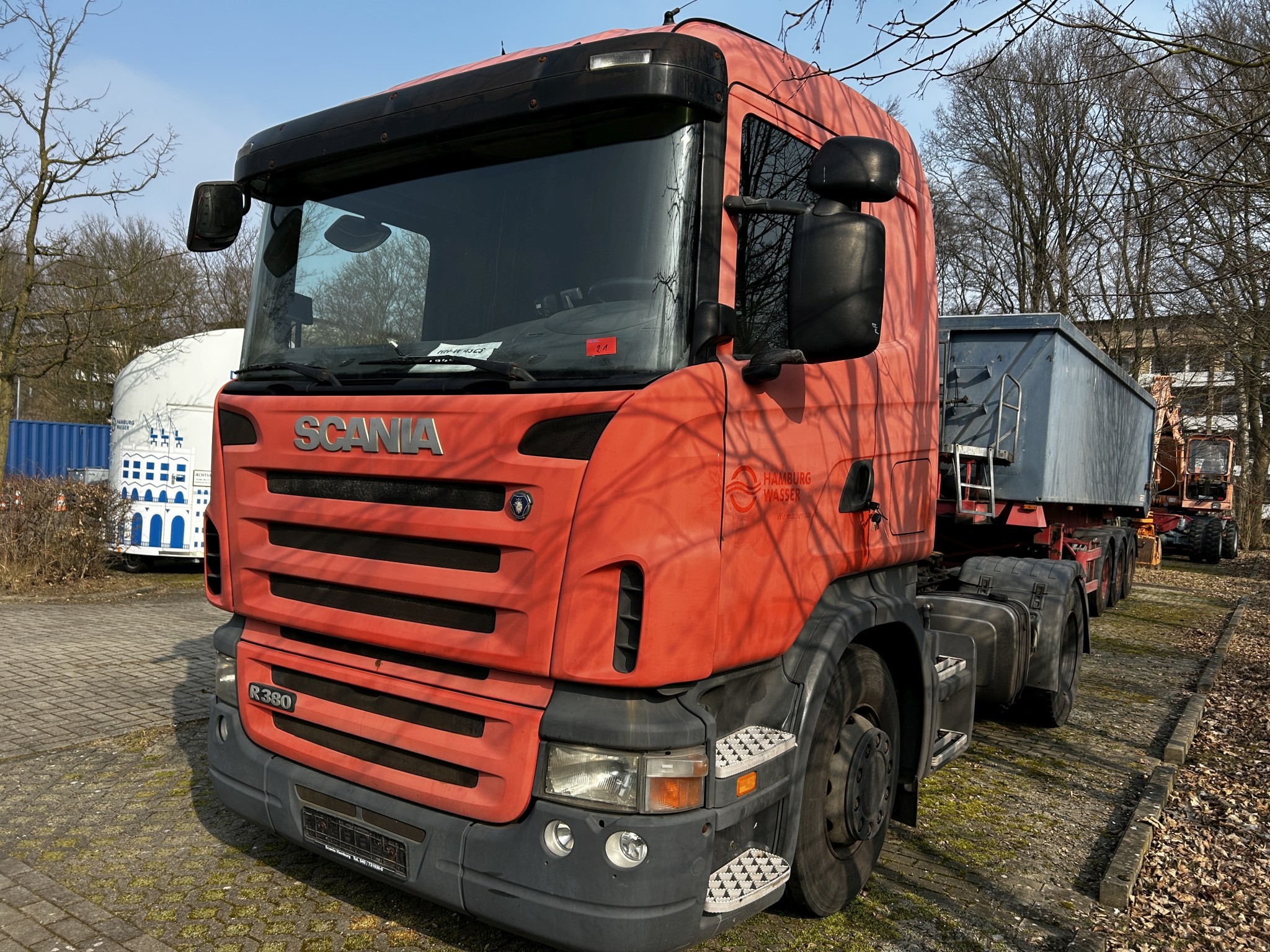 Material de laboratório em bom estado de conservação proveniente das existências públicas
-2