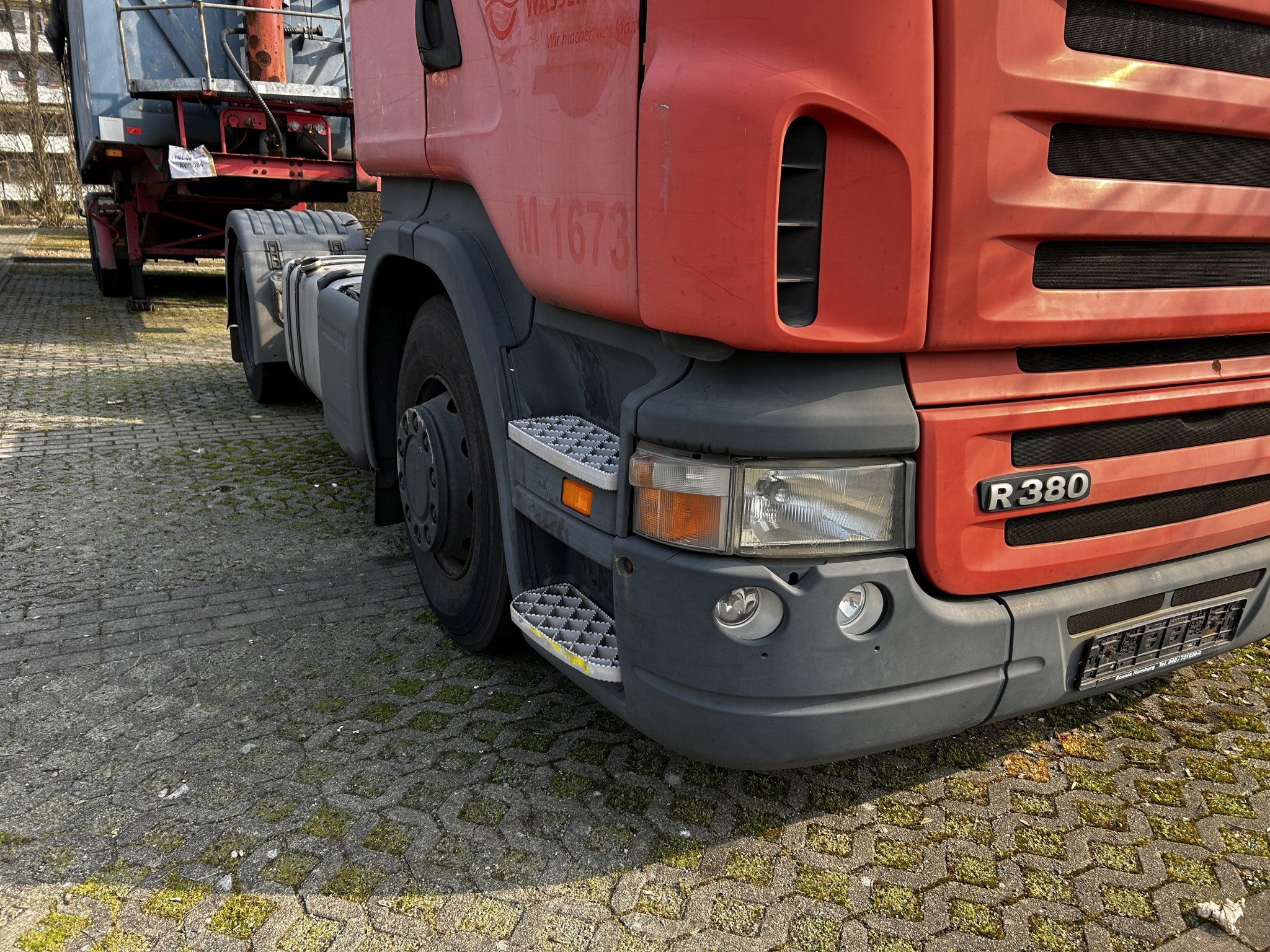 Material de laboratório em bom estado de conservação proveniente das existências públicas
-4