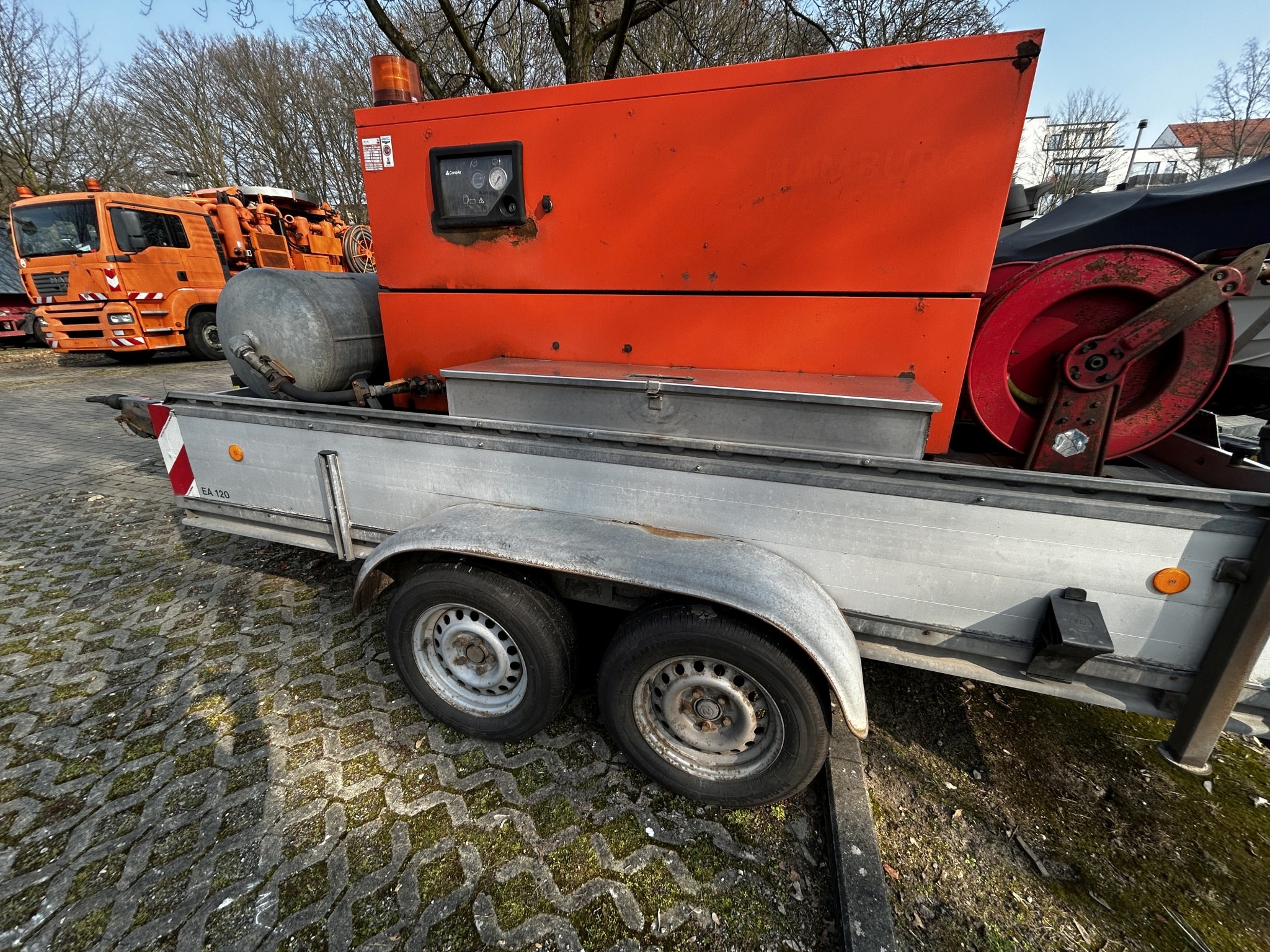 Material de laboratório em bom estado de conservação proveniente das existências públicas
-11
