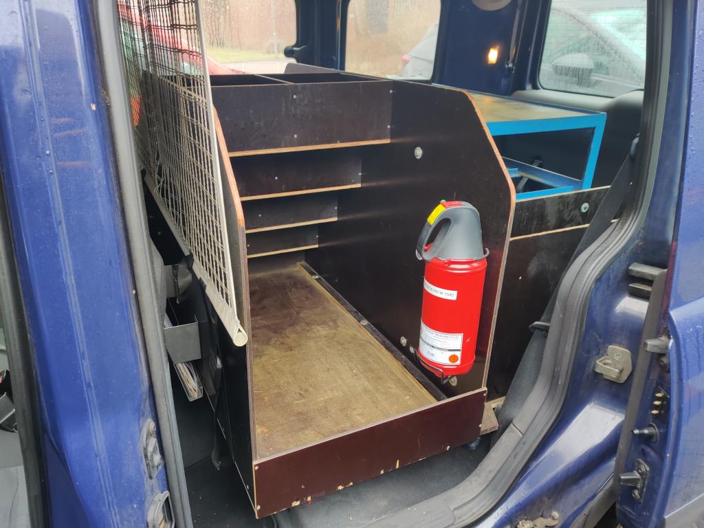 Material de laboratório em bom estado de conservação proveniente das existências públicas
-13