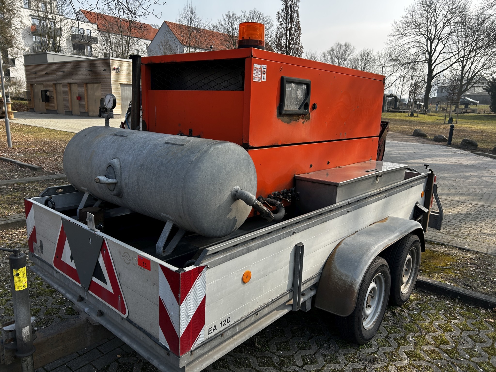 Material de laboratório em bom estado de conservação proveniente das existências públicas
-2