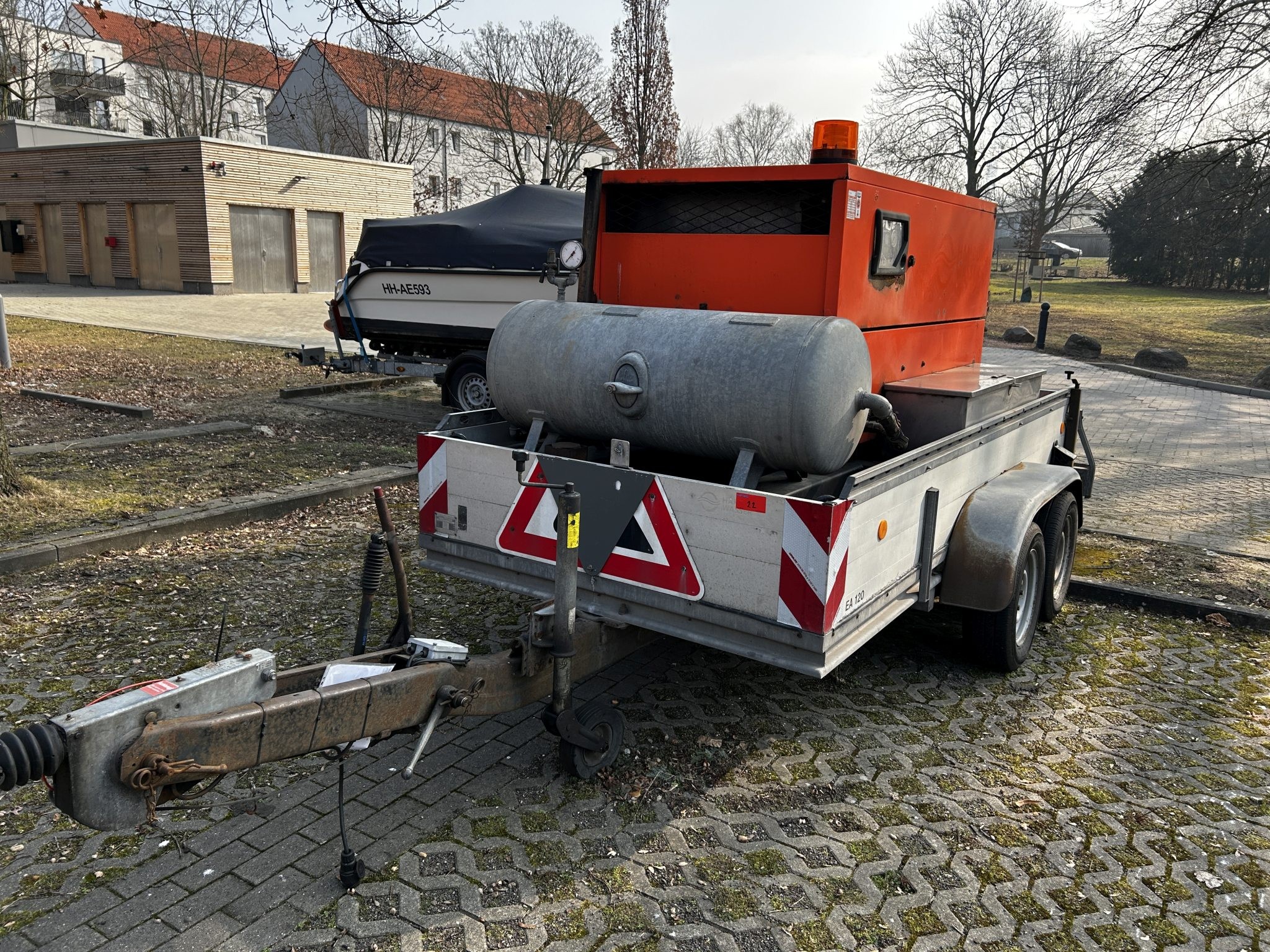 Material de laboratório em bom estado de conservação proveniente das existências públicas
-3