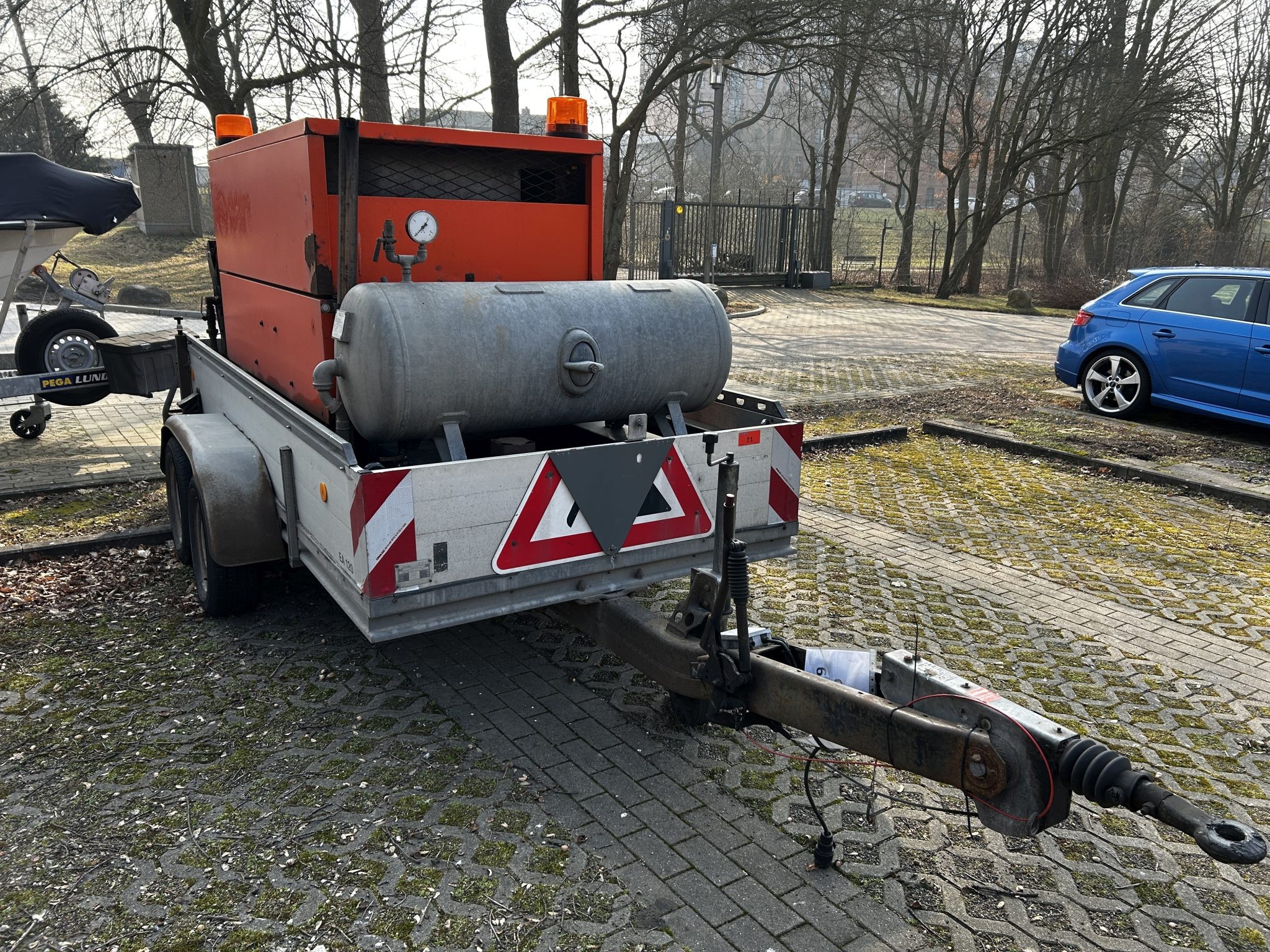 Material de laboratório em bom estado de conservação proveniente das existências públicas
-4