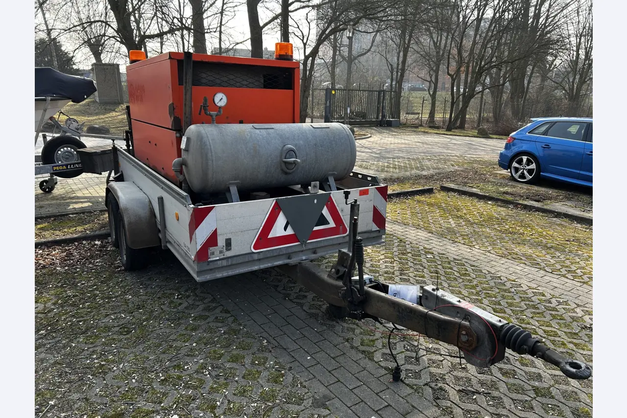 Dobře udržovaná vozidla obcí, komunálních služeb a dalších veřejných orgánů.-3