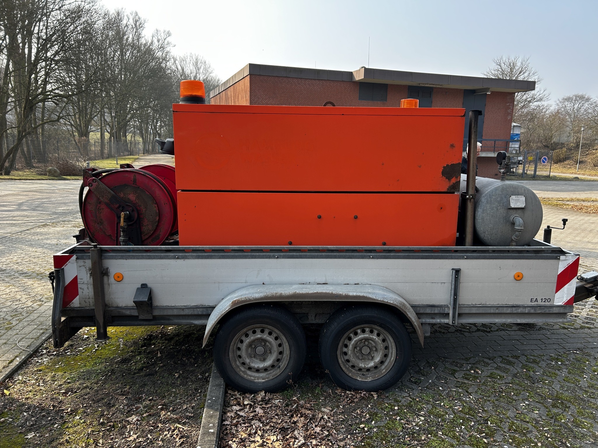 Material de laboratório em bom estado de conservação proveniente das existências públicas
-6