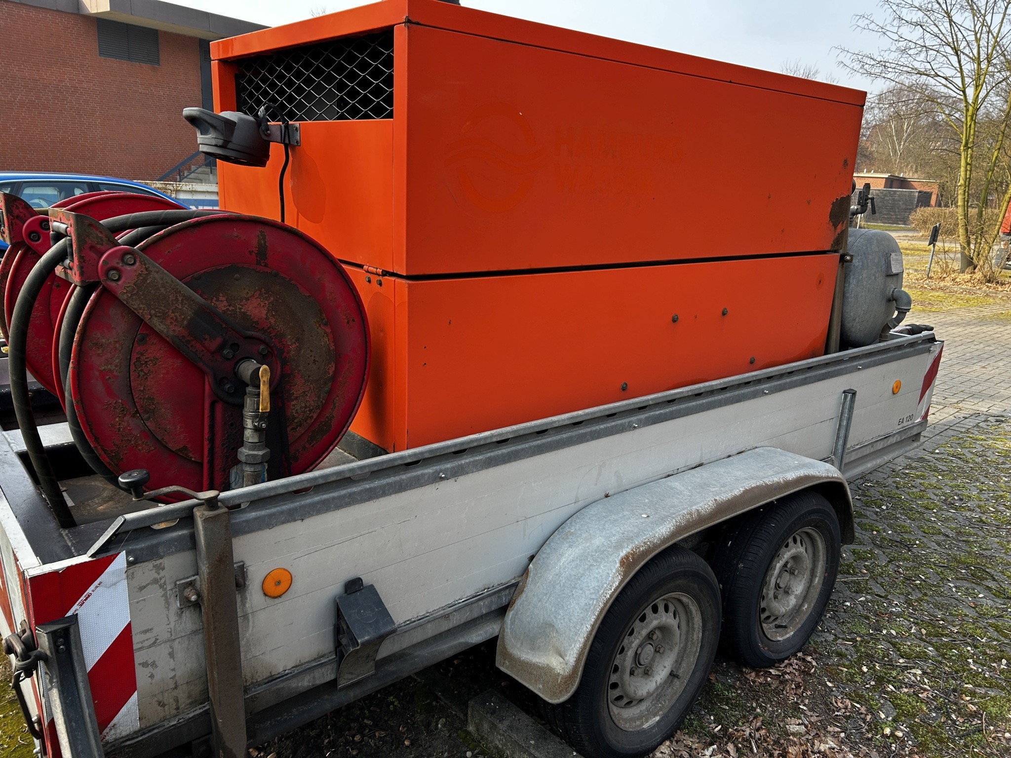 Material de laboratório em bom estado de conservação proveniente das existências públicas
-7