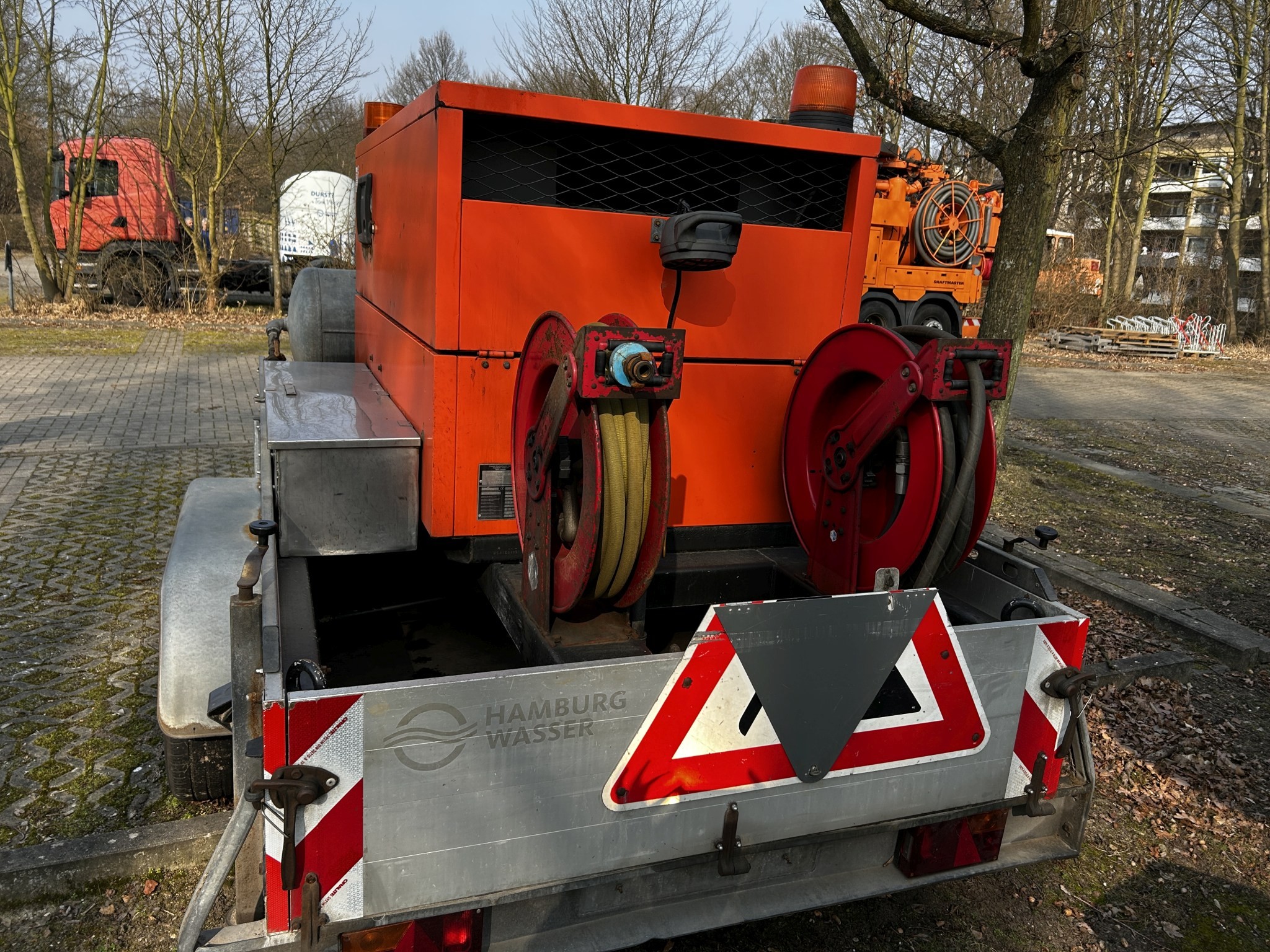 Material de laboratório em bom estado de conservação proveniente das existências públicas
-8