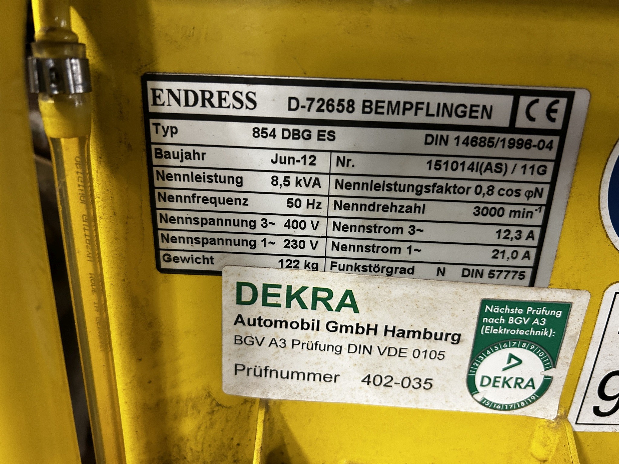 Dobře udržované laboratorní vybavení ze státních zásob
-3