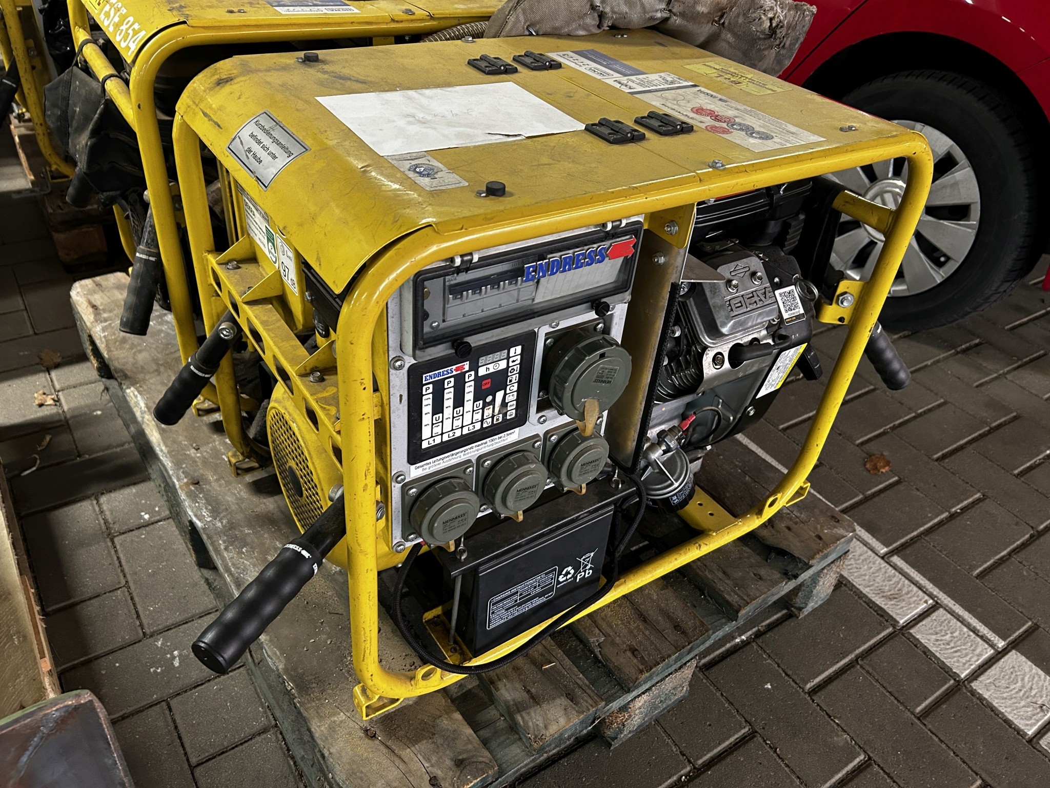 Dobře udržované laboratorní vybavení ze státních zásob
-4