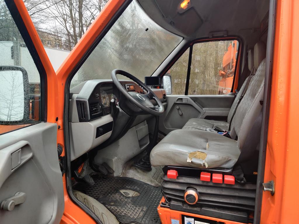 Material de laboratório em bom estado de conservação proveniente das existências públicas
-11