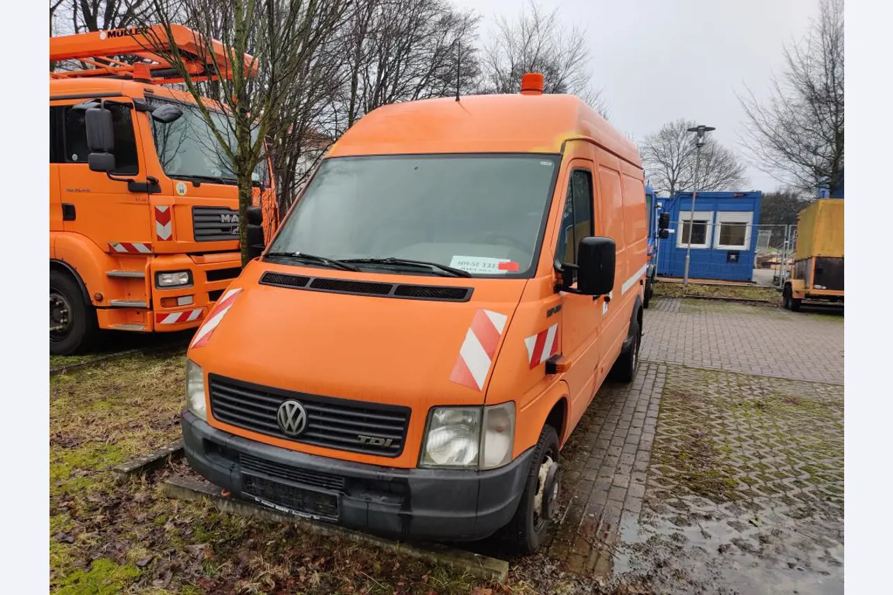 Dobrze utrzymane pojazdy komunalne, komunalne i innych władz publicznych-2