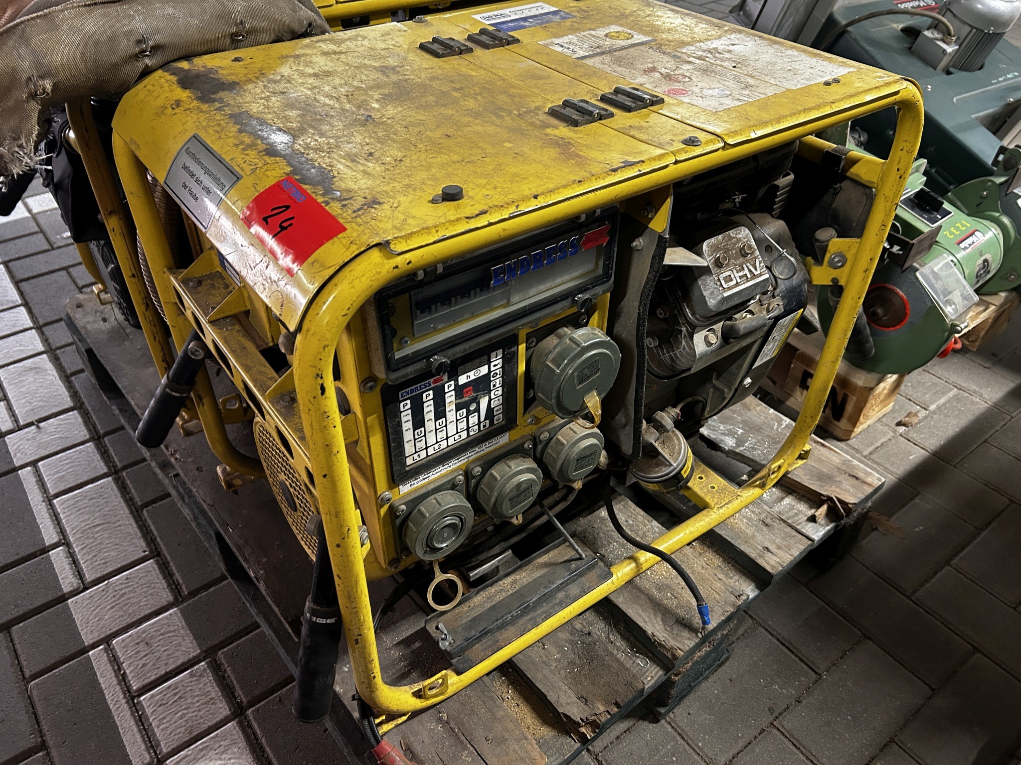 Material de laboratório em bom estado de conservação proveniente das existências públicas
-1