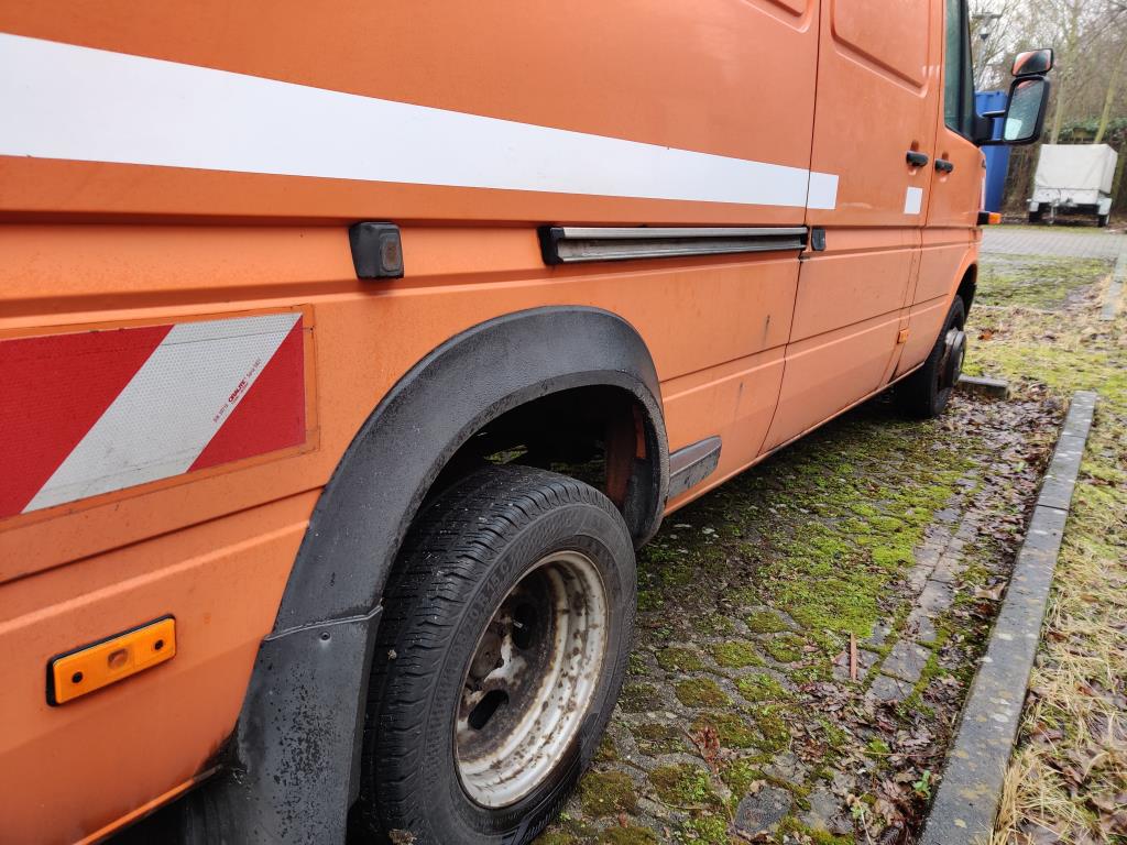 Material de laboratório em bom estado de conservação proveniente das existências públicas
-5