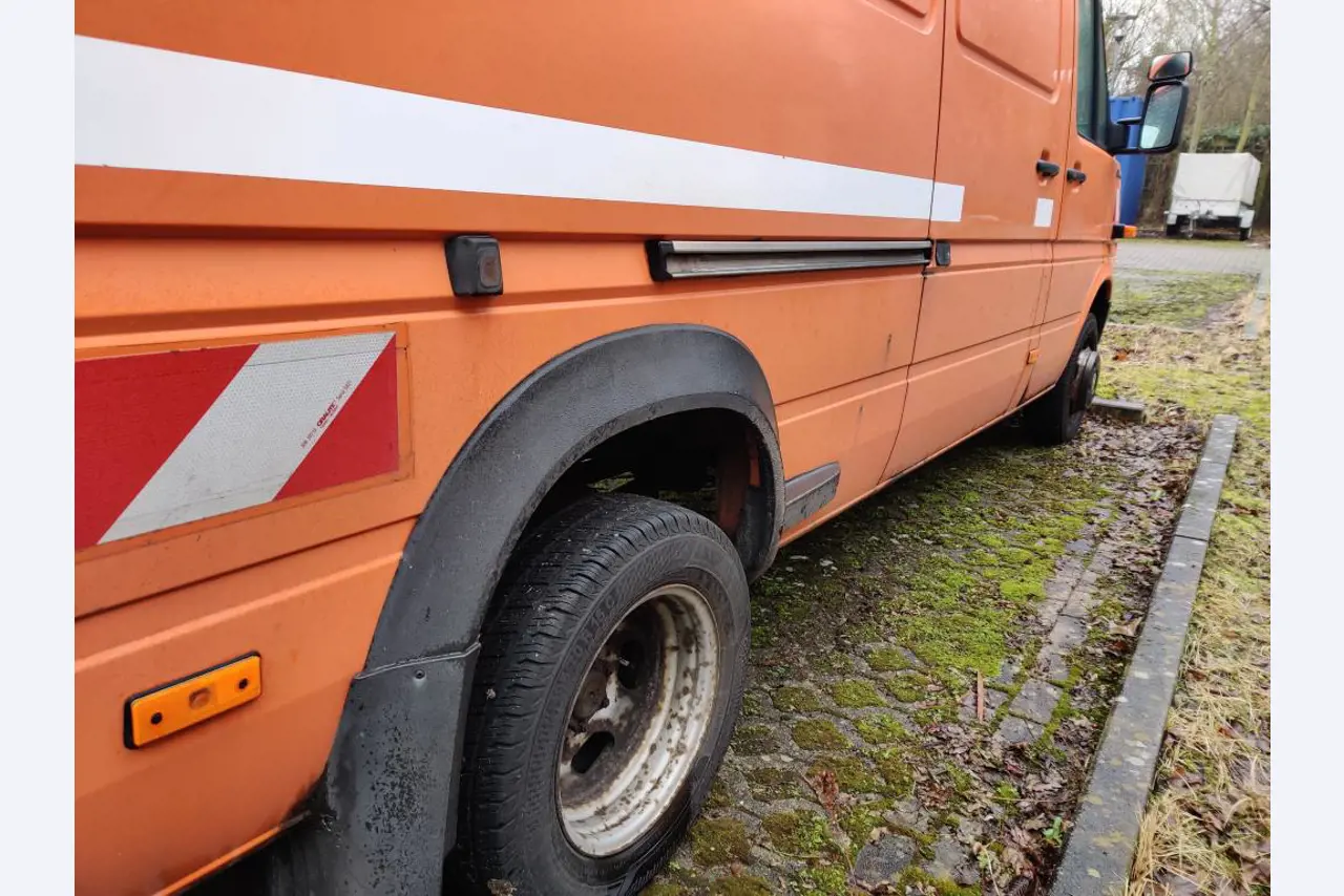 Dobrze utrzymane pojazdy komunalne, komunalne i innych władz publicznych-5