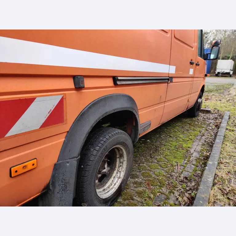 Dobrze utrzymane pojazdy komunalne, komunalne i innych władz publicznych-5