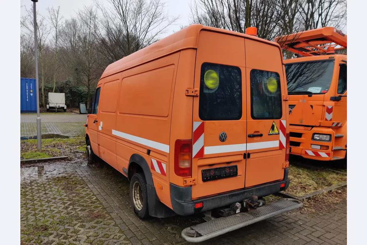 Dobrze utrzymane pojazdy komunalne, komunalne i innych władz publicznych-8