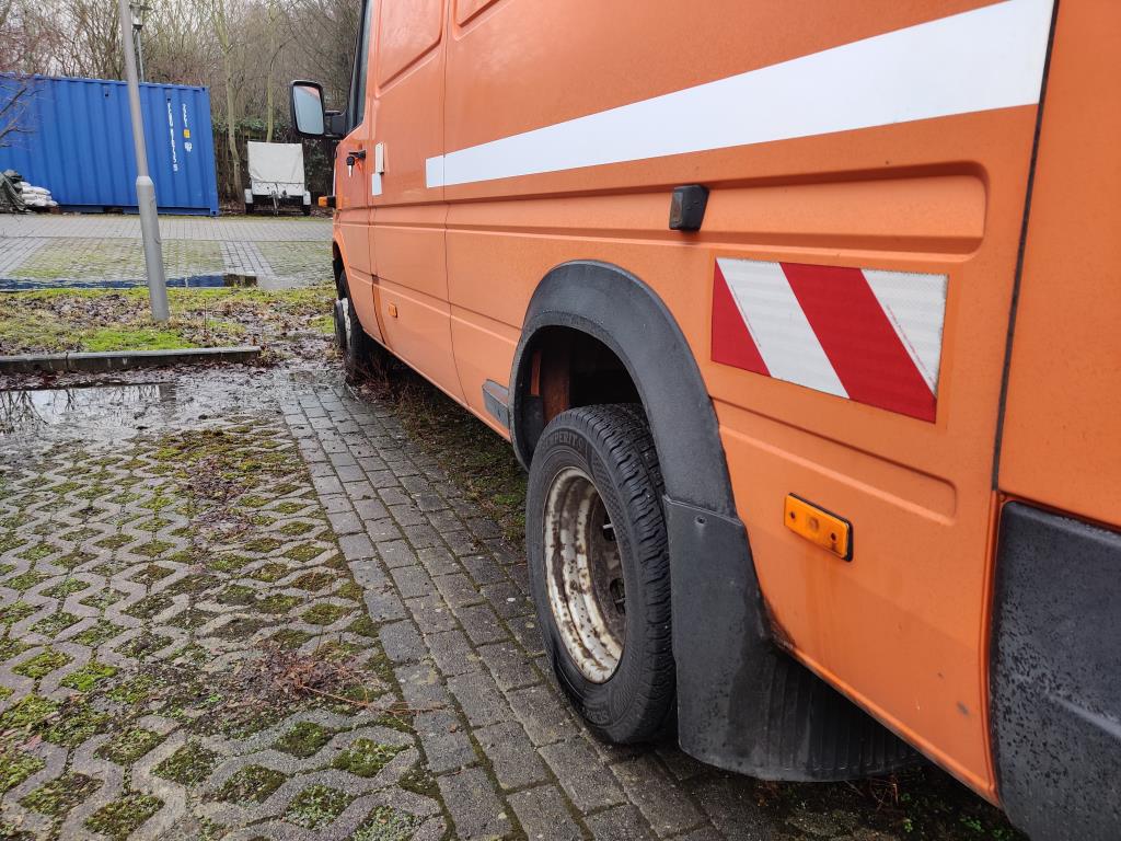 Material de laboratório em bom estado de conservação proveniente das existências públicas
-9