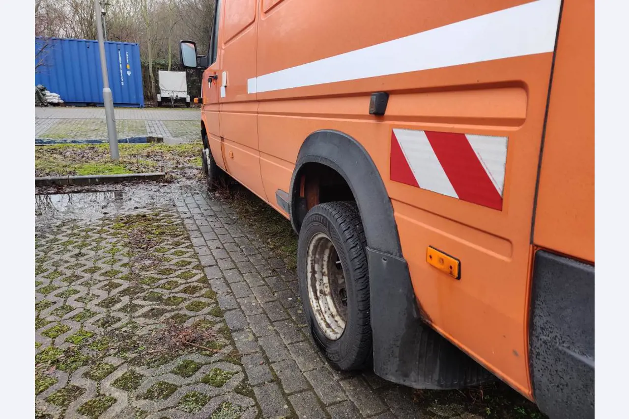 Dobrze utrzymane pojazdy komunalne, komunalne i innych władz publicznych-9