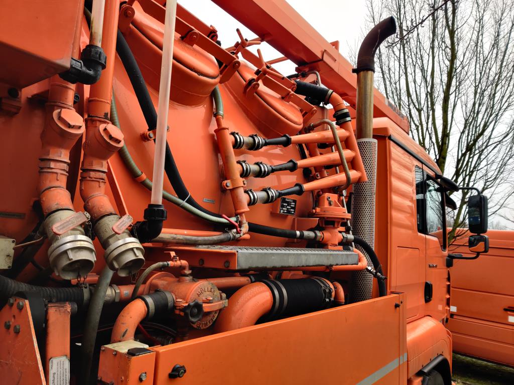 Material de laboratório em bom estado de conservação proveniente das existências públicas
-10