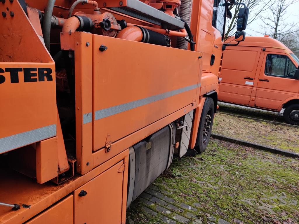 Material de laboratório em bom estado de conservação proveniente das existências públicas
-11