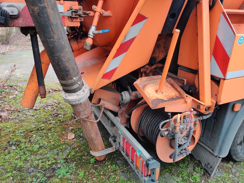 Material de laboratório em bom estado de conservação proveniente das existências públicas
-13