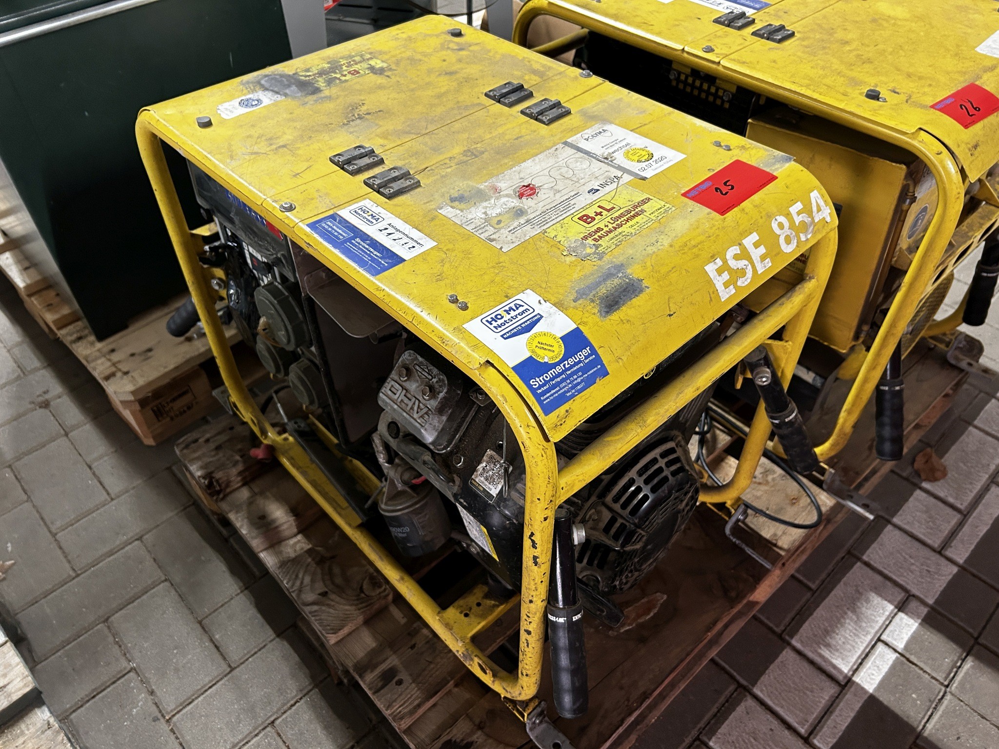 Material de laboratório em bom estado de conservação proveniente das existências públicas
-2