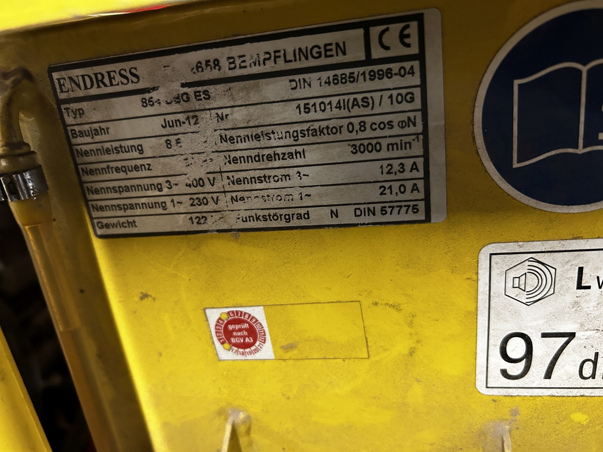 Material de laboratório em bom estado de conservação proveniente das existências públicas
-4