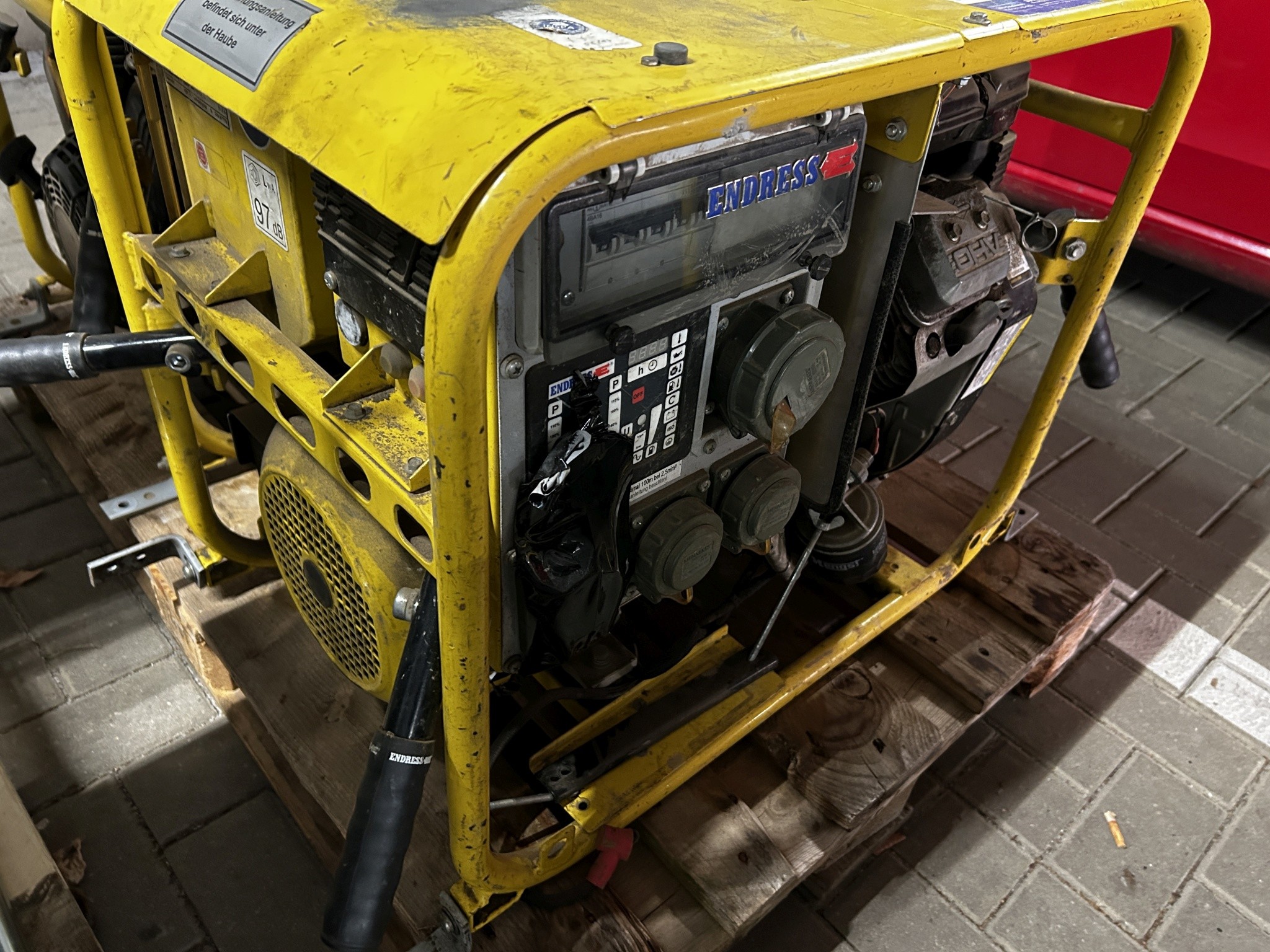 Material de laboratório em bom estado de conservação proveniente das existências públicas
-5