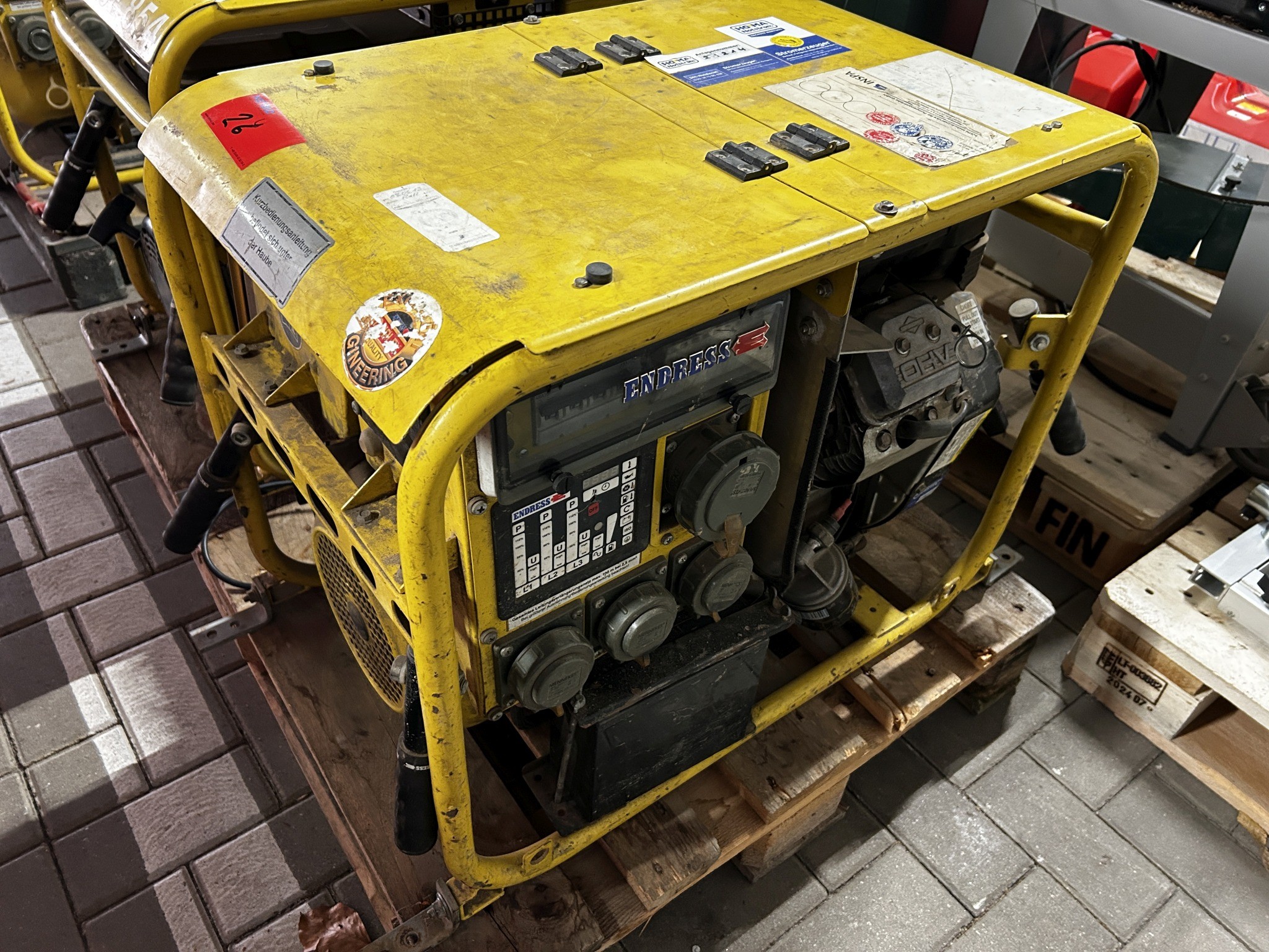 Material de laboratório em bom estado de conservação proveniente das existências públicas
-2