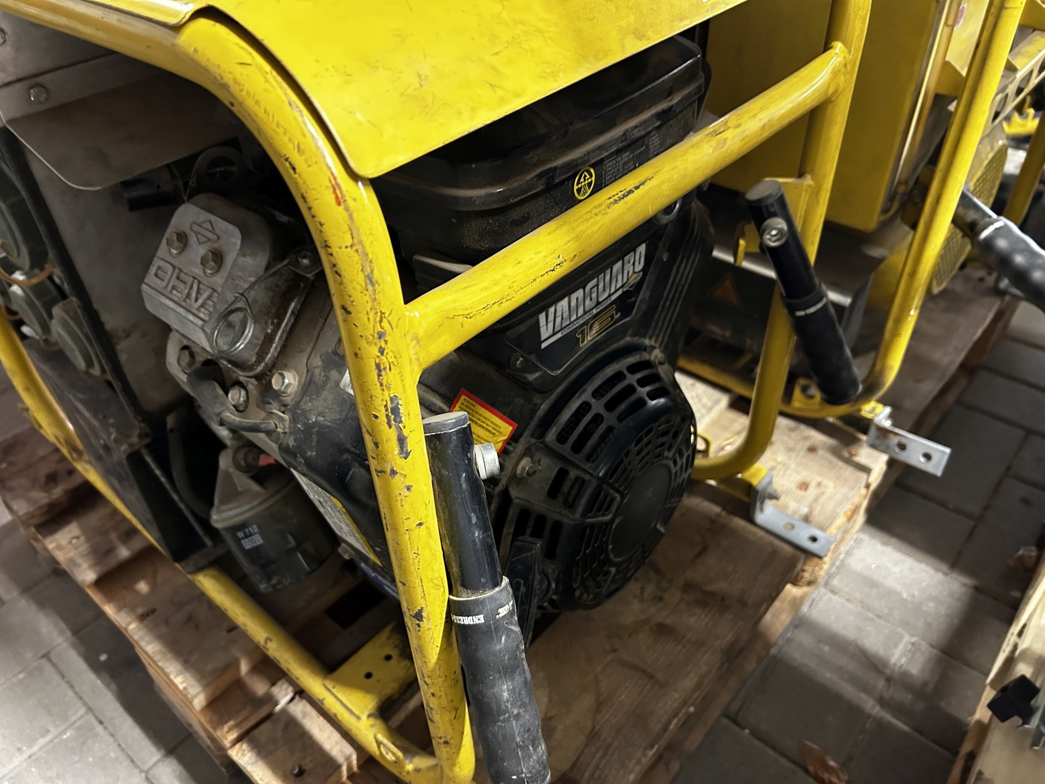 Material de laboratório em bom estado de conservação proveniente das existências públicas
-4