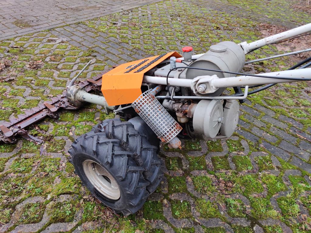 Material de laboratório em bom estado de conservação proveniente das existências públicas
-5