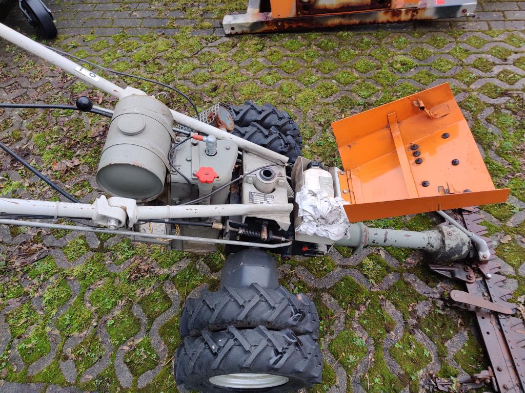 Material de laboratório em bom estado de conservação proveniente das existências públicas
-7