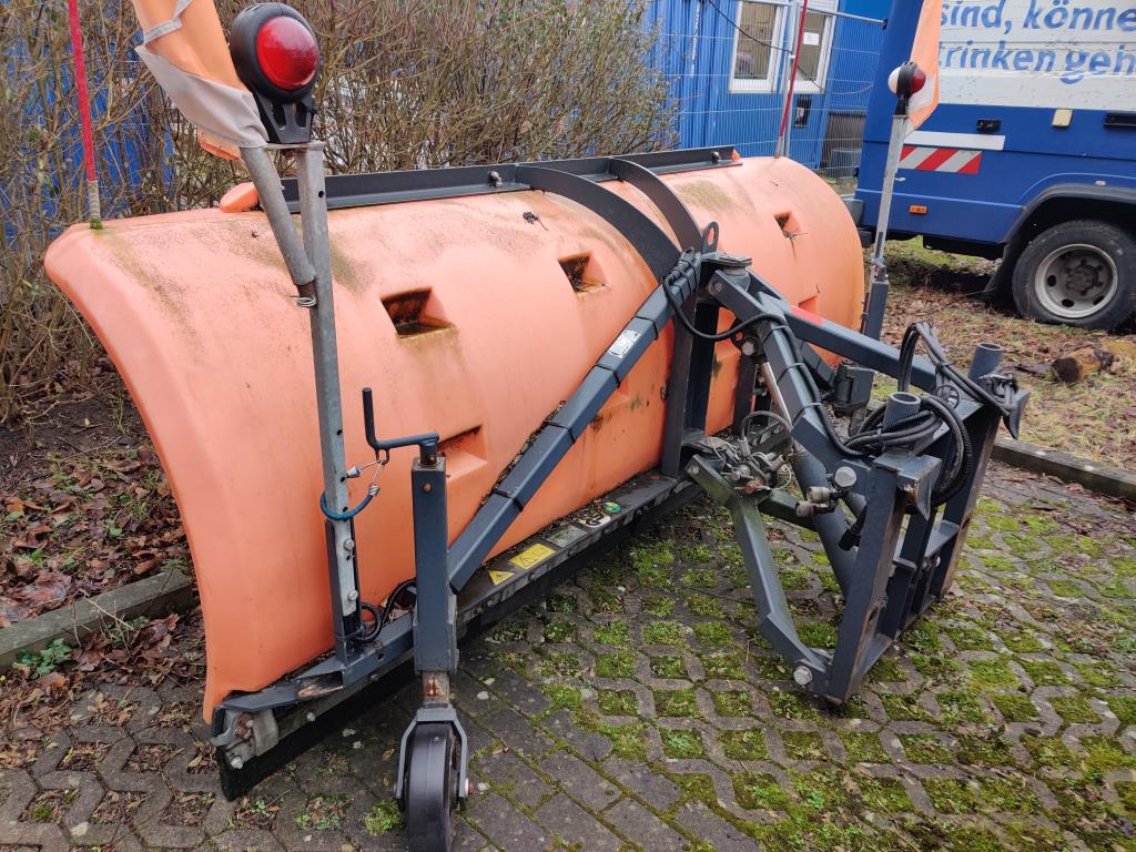 Material de laboratório em bom estado de conservação proveniente das existências públicas
-11