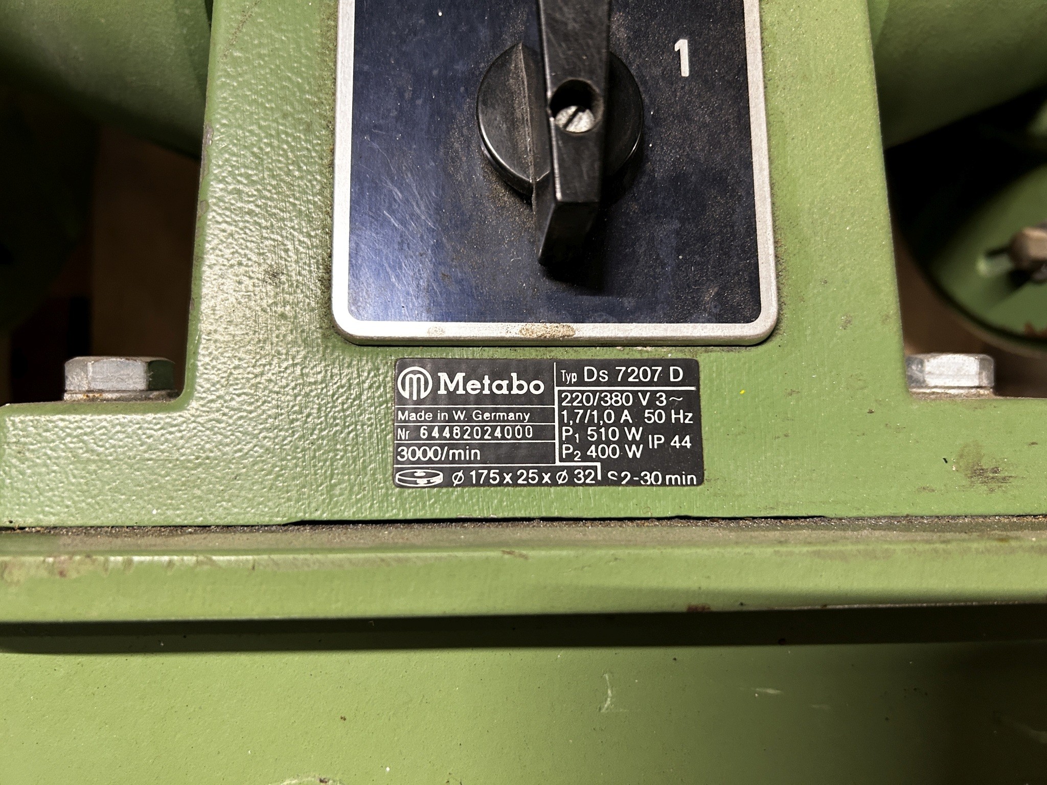 Material de laboratório em bom estado de conservação proveniente das existências públicas
-2