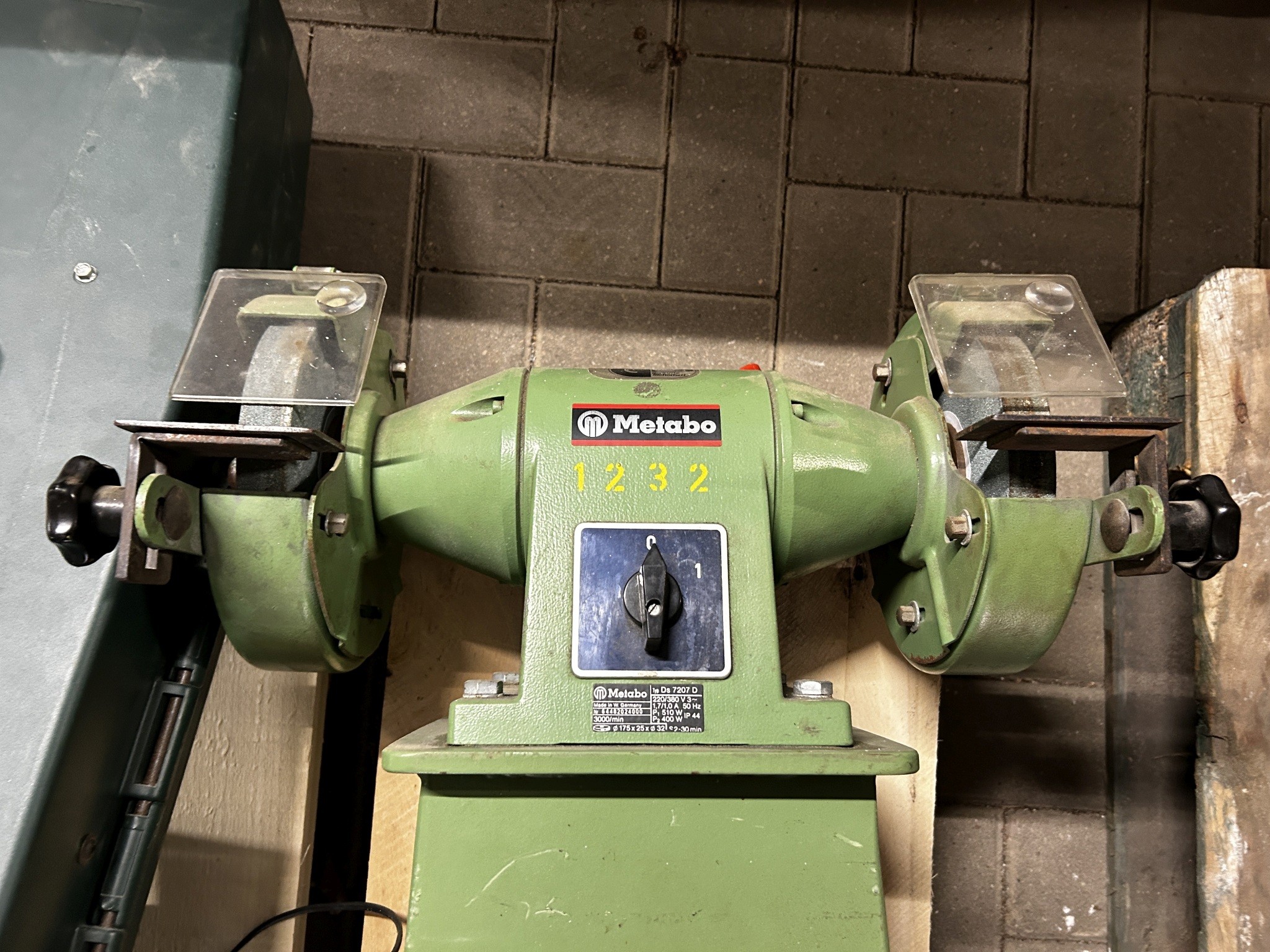 Material de laboratório em bom estado de conservação proveniente das existências públicas
-1