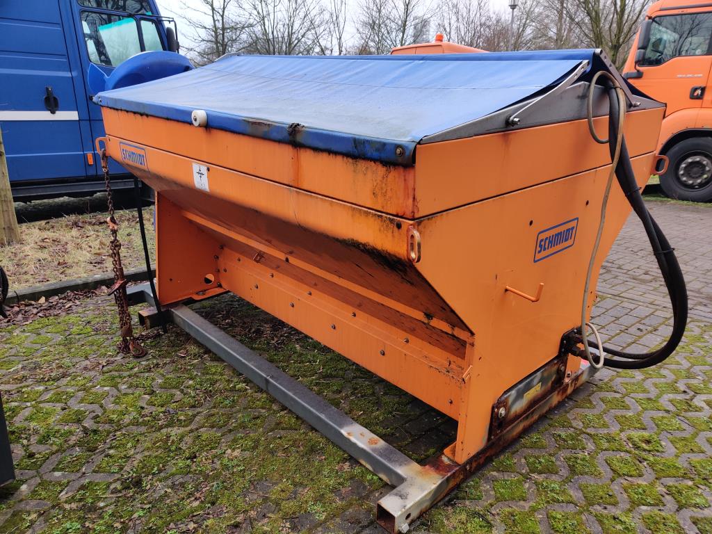 Material de laboratório em bom estado de conservação proveniente das existências públicas
-7