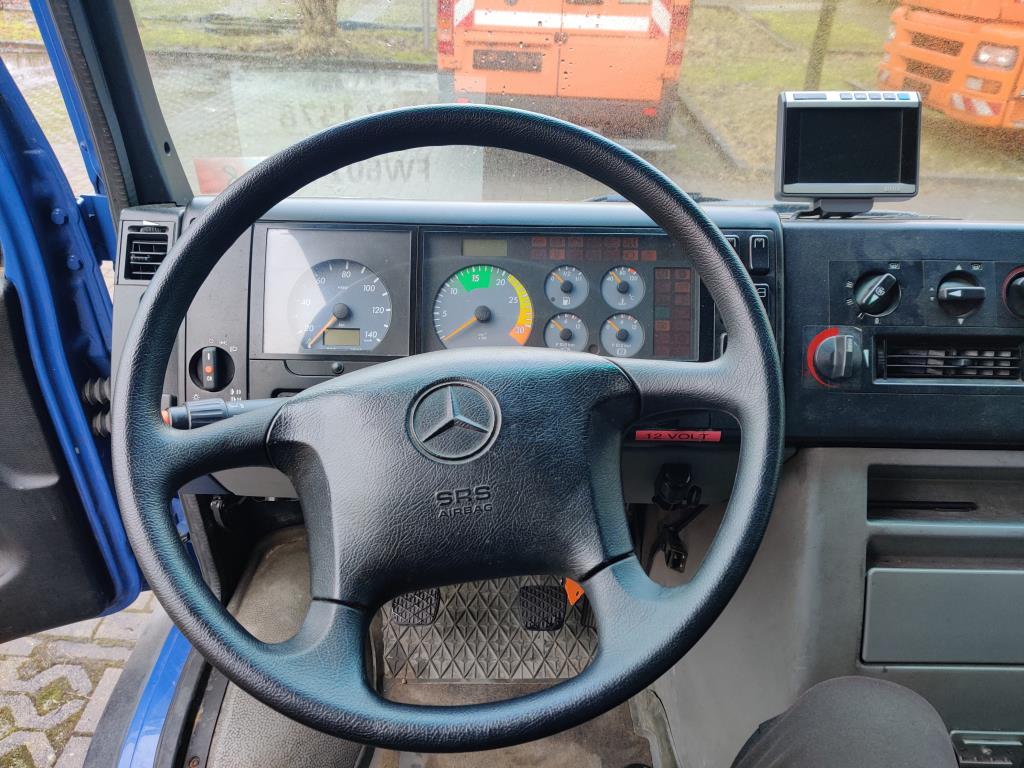 Material de laboratório em bom estado de conservação proveniente das existências públicas
-12