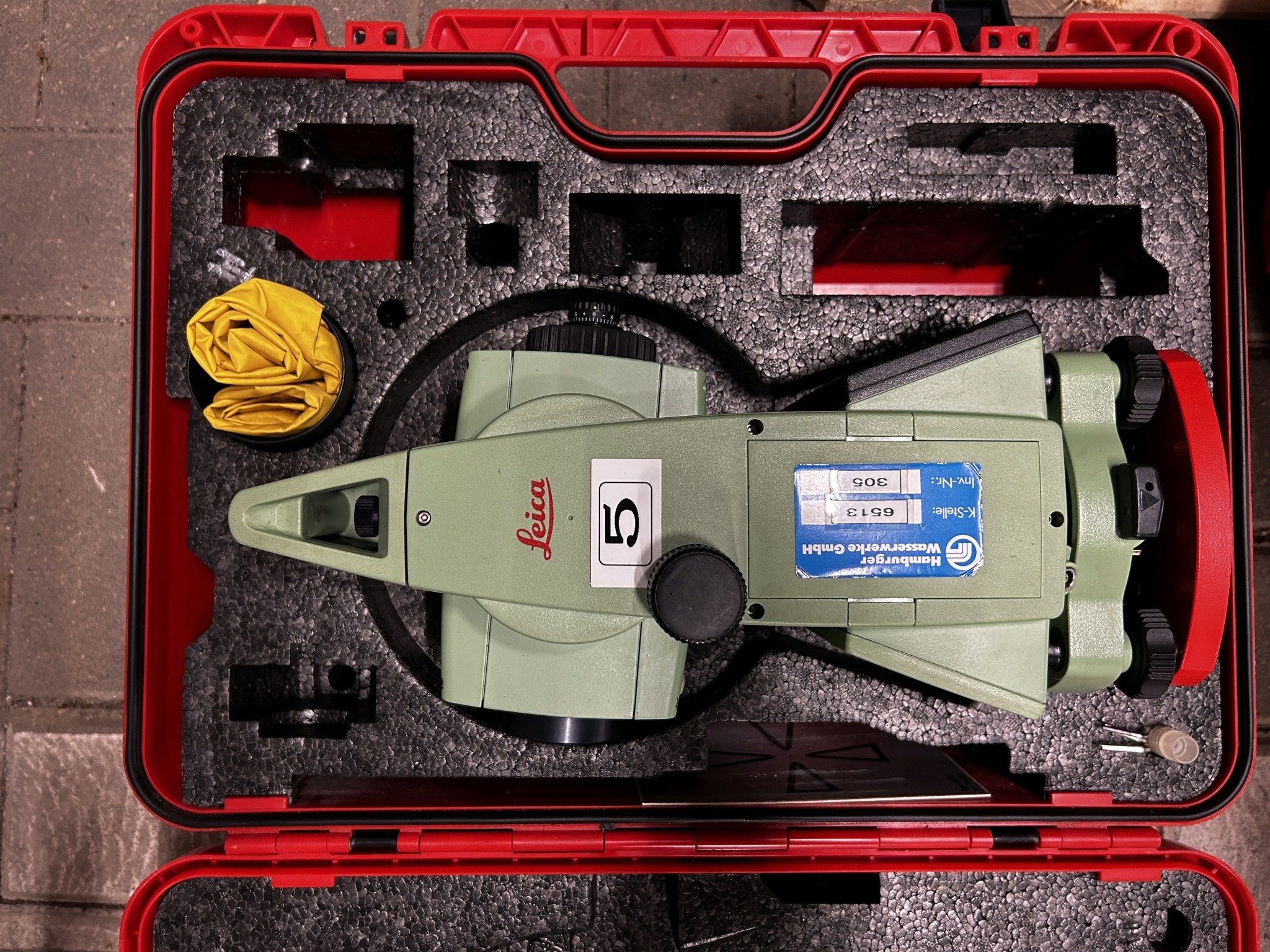 Material de laboratório em bom estado de conservação proveniente das existências públicas
-2