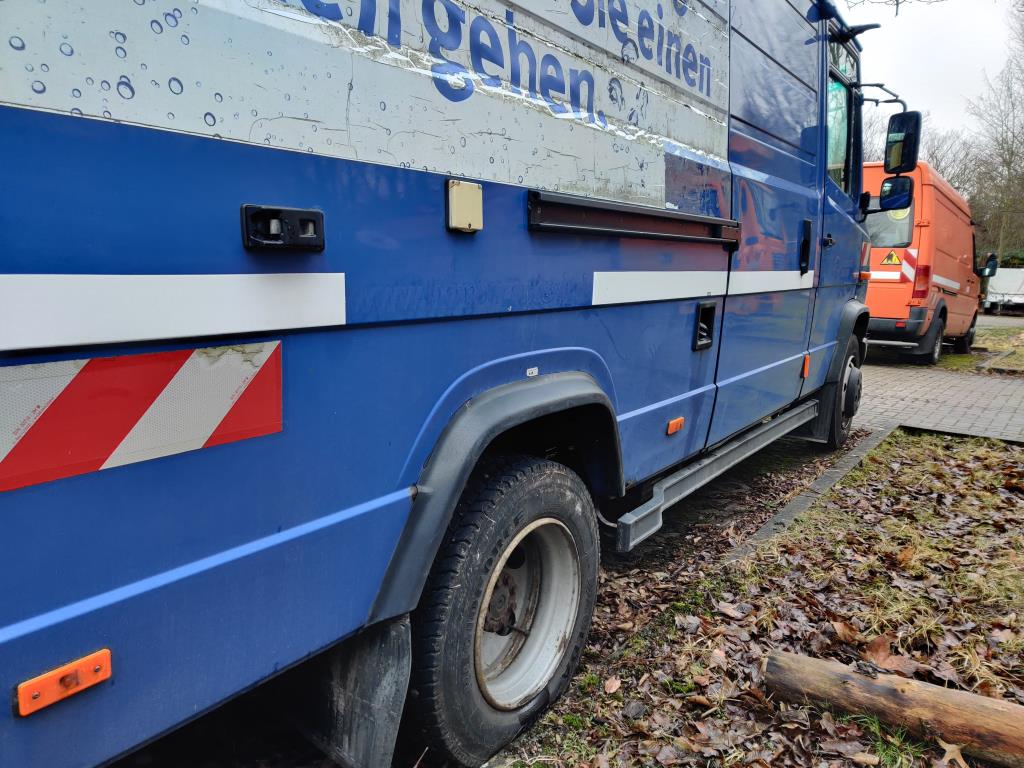 Material de laboratório em bom estado de conservação proveniente das existências públicas
-4