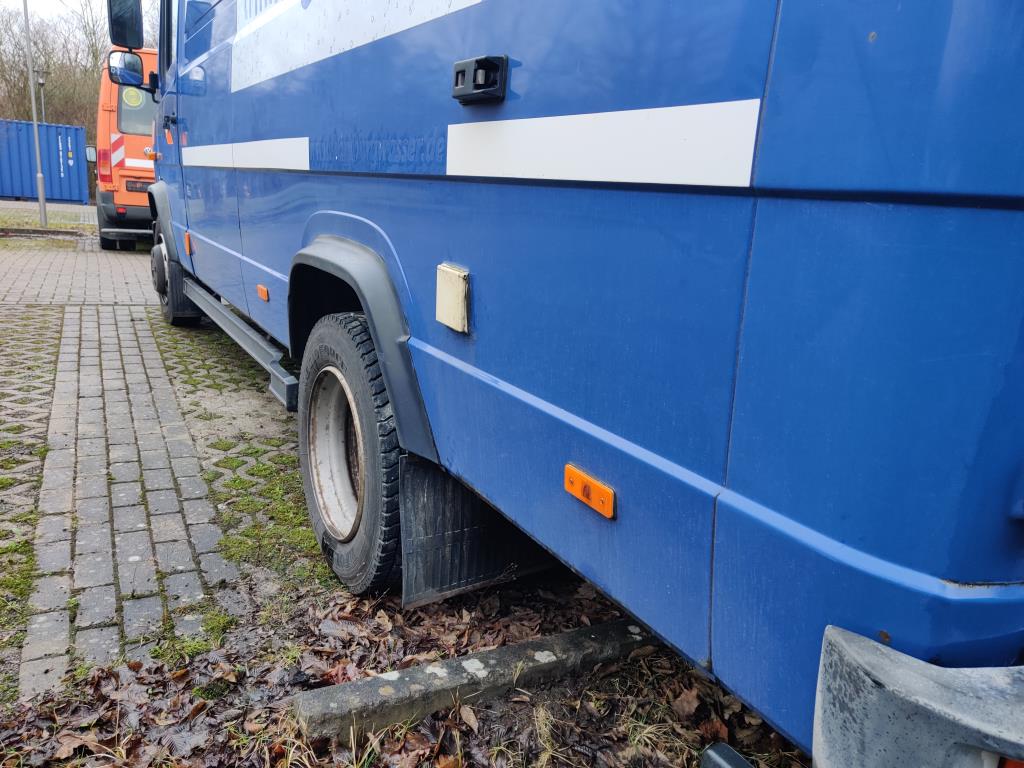 Material de laboratório em bom estado de conservação proveniente das existências públicas
-8